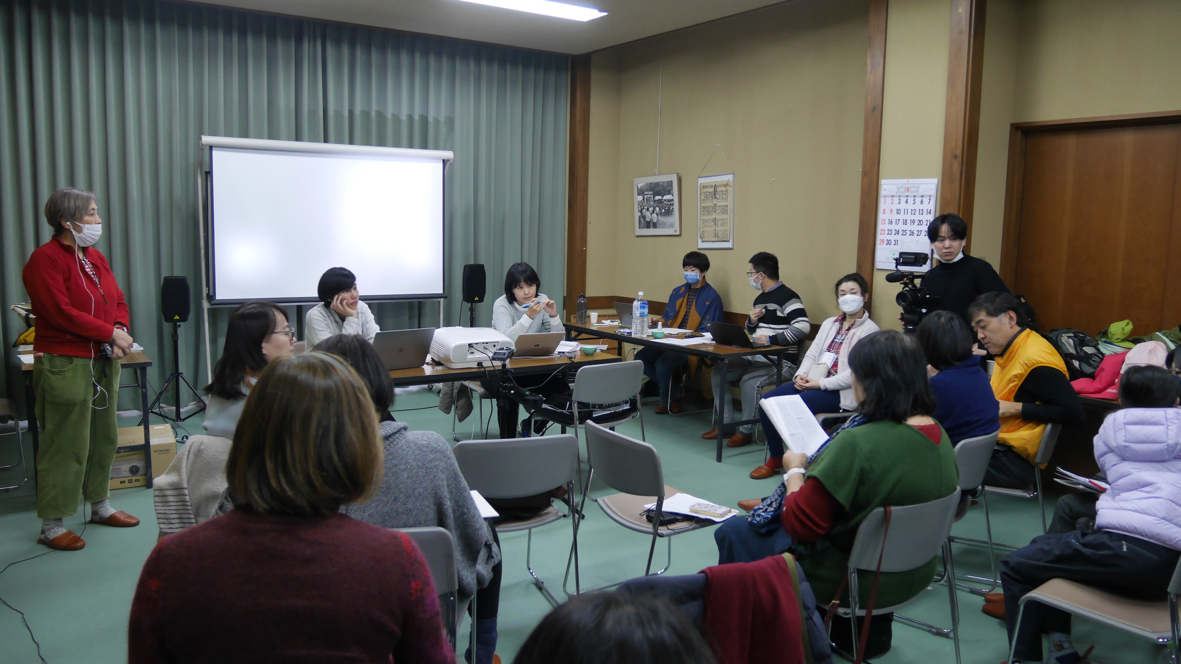 Dojo山形紀錄片駐村工作坊由藤岡朝子（左方站立者）創辦， 羅苡珊（左二）和陳詠雙（左三）與導師針對剪輯討論相關細節。（羅苡珊提供） 