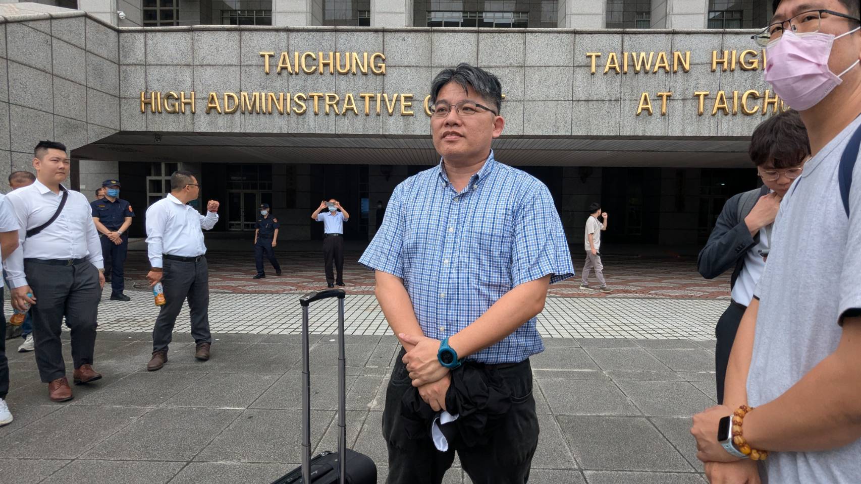 律師邱顯智表示,蕭被冤枉關押很多年,情緒難免激動。