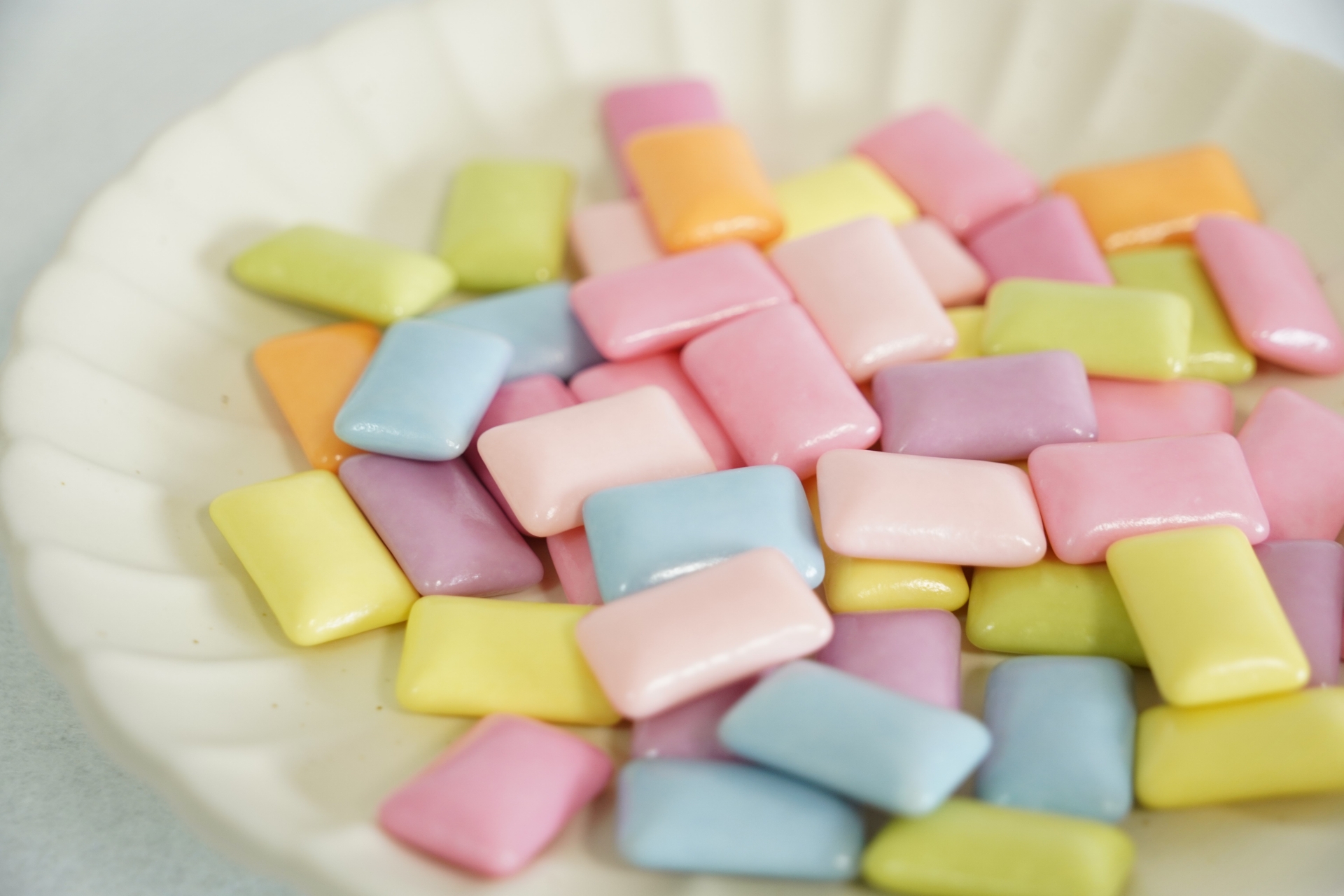 烏克蘭一名男子誤將化學粉末當成檸檬酸粉末，將口香糖沾上化學粉末後入口嚼食，意外被炸死。（示意圖，photoAC）
