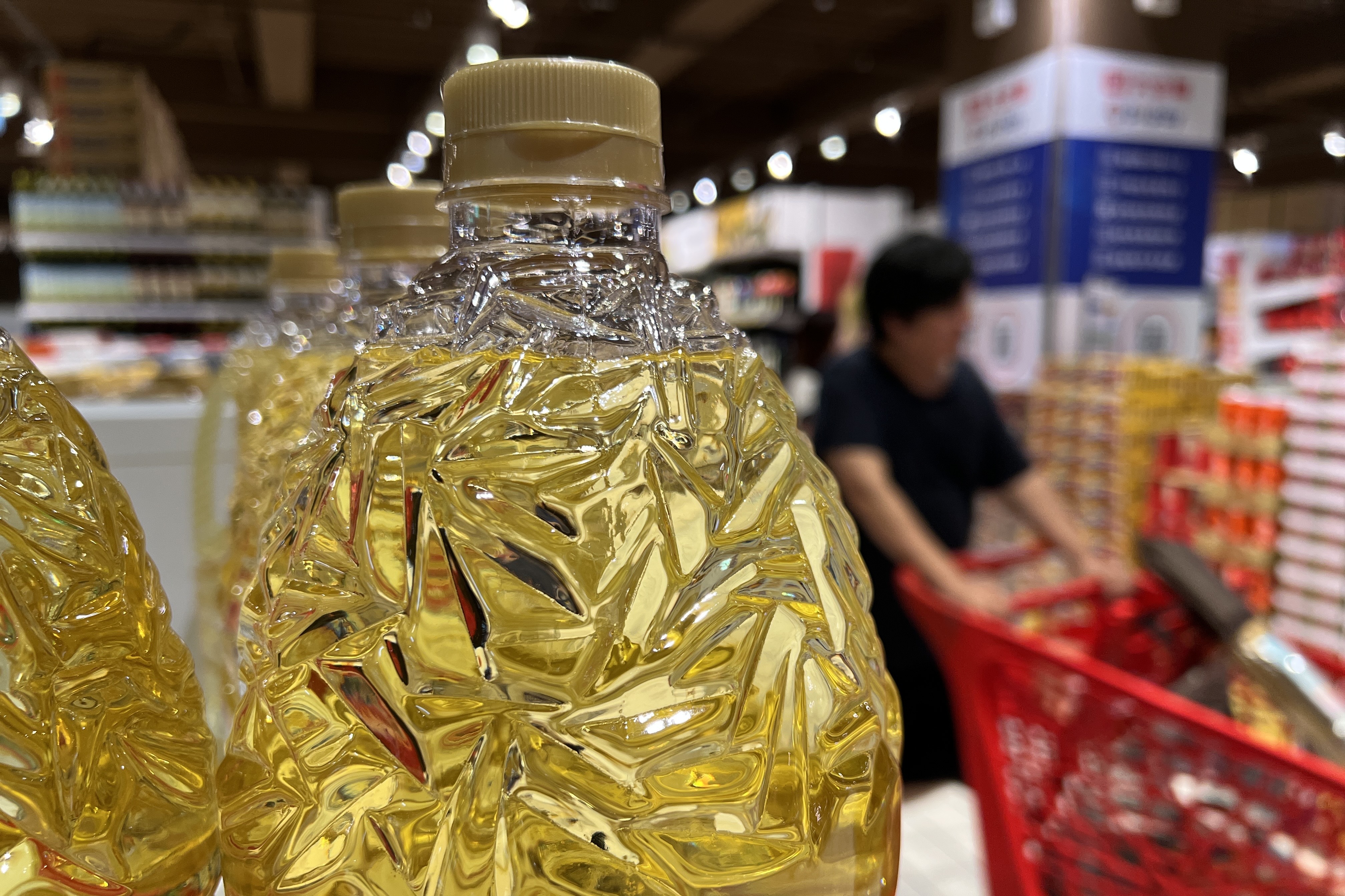 根據教育部掌握，目前有165校回報曾使用問題油品。（示意圖，鏡報李智為）
