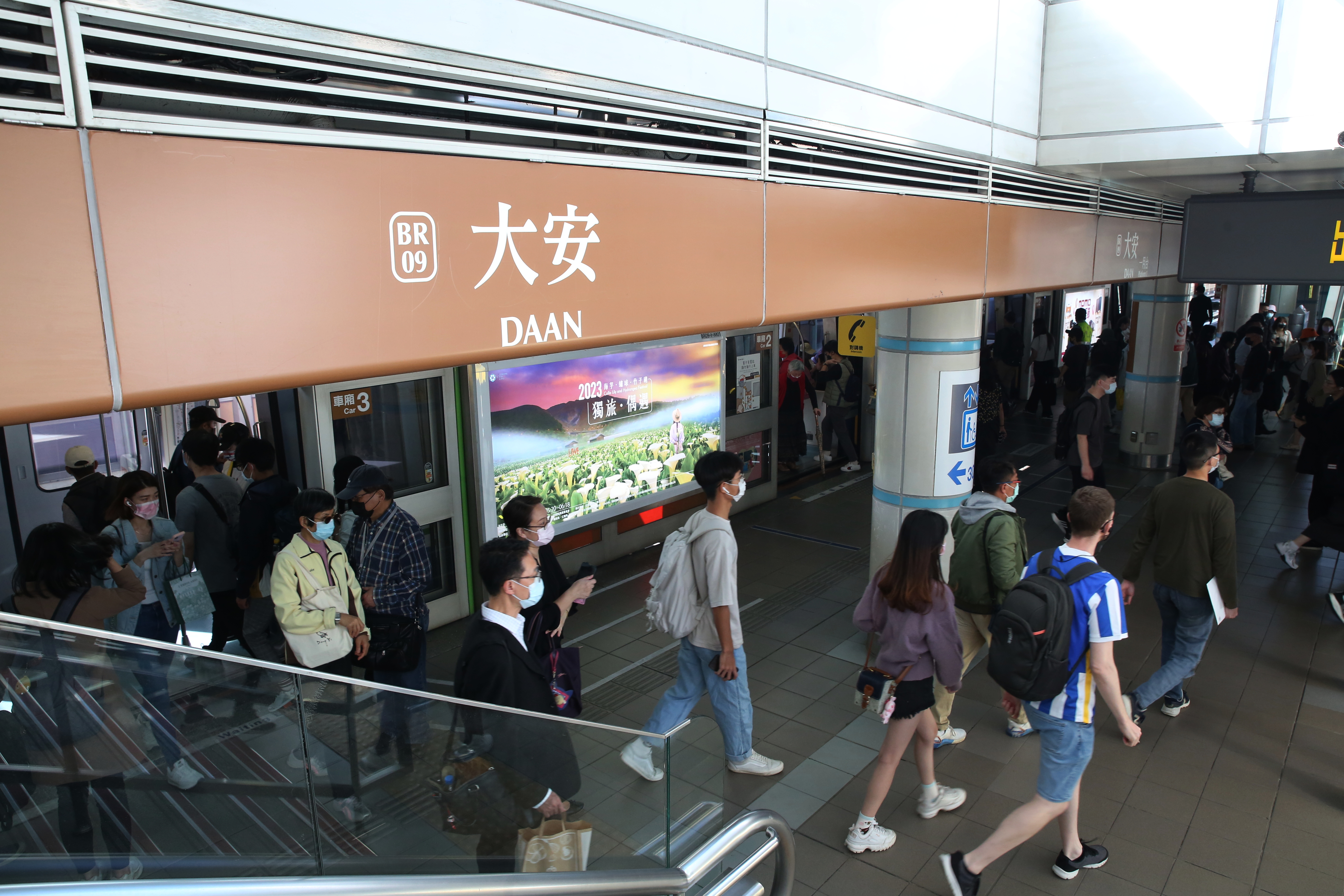 女網介意男友每天下班都會跟同一名女同事搭捷運。（示意圖，本刊資料照）