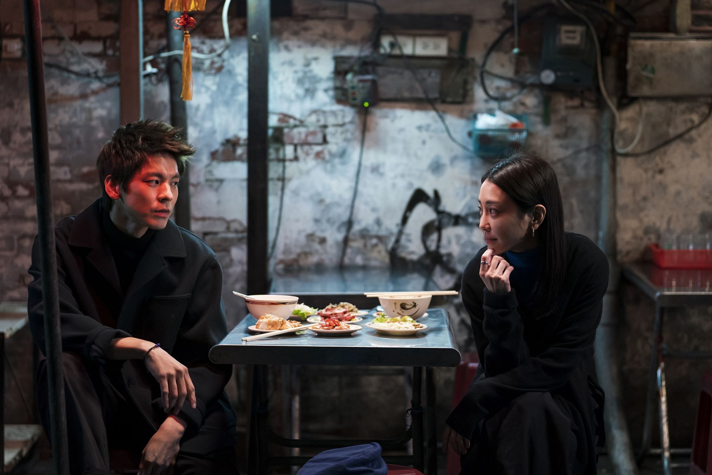 林柏宏（左）、謝欣穎（右）在《愛的噩夢》再次搭檔演出。（華映提供）