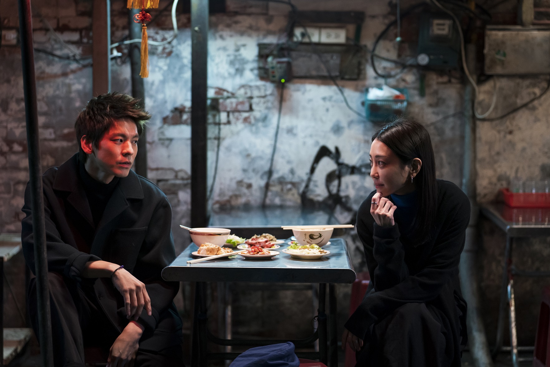 林柏宏（左）、謝欣穎（右）在《愛的噩夢》再次搭檔演出。（華映提供）