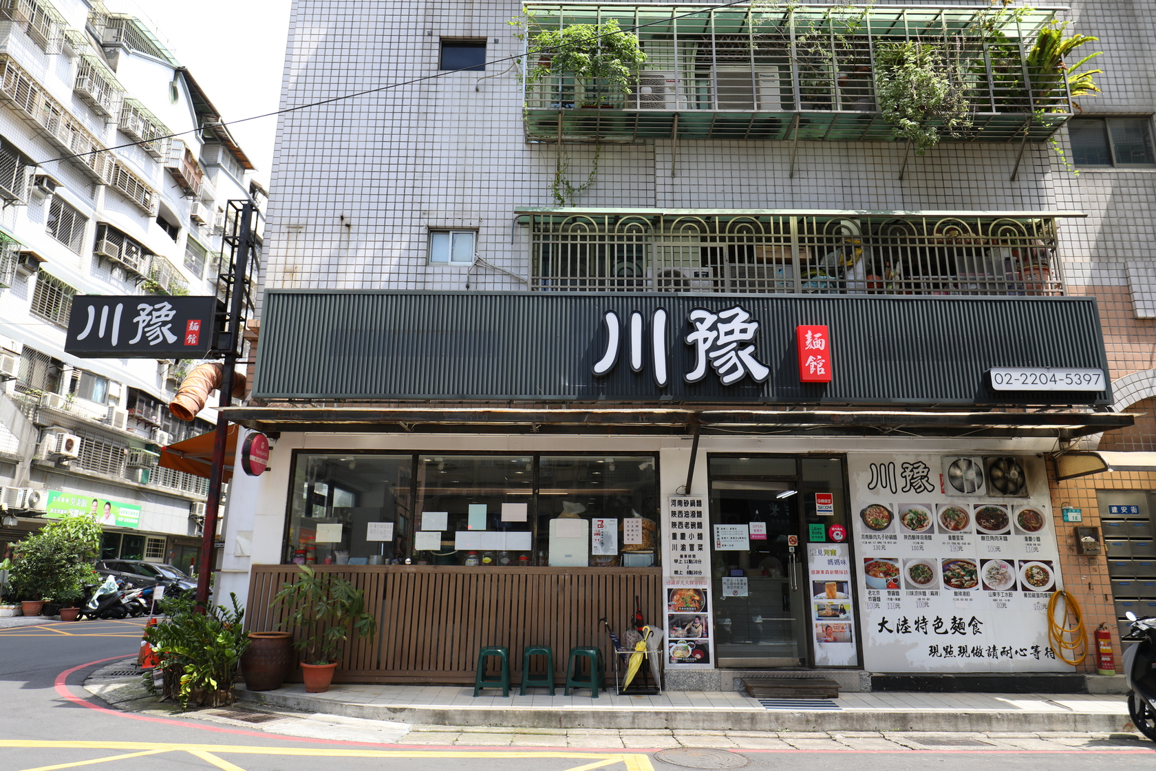 「川豫麵館」隱身新莊住宅區內，卻常常座無虛席。