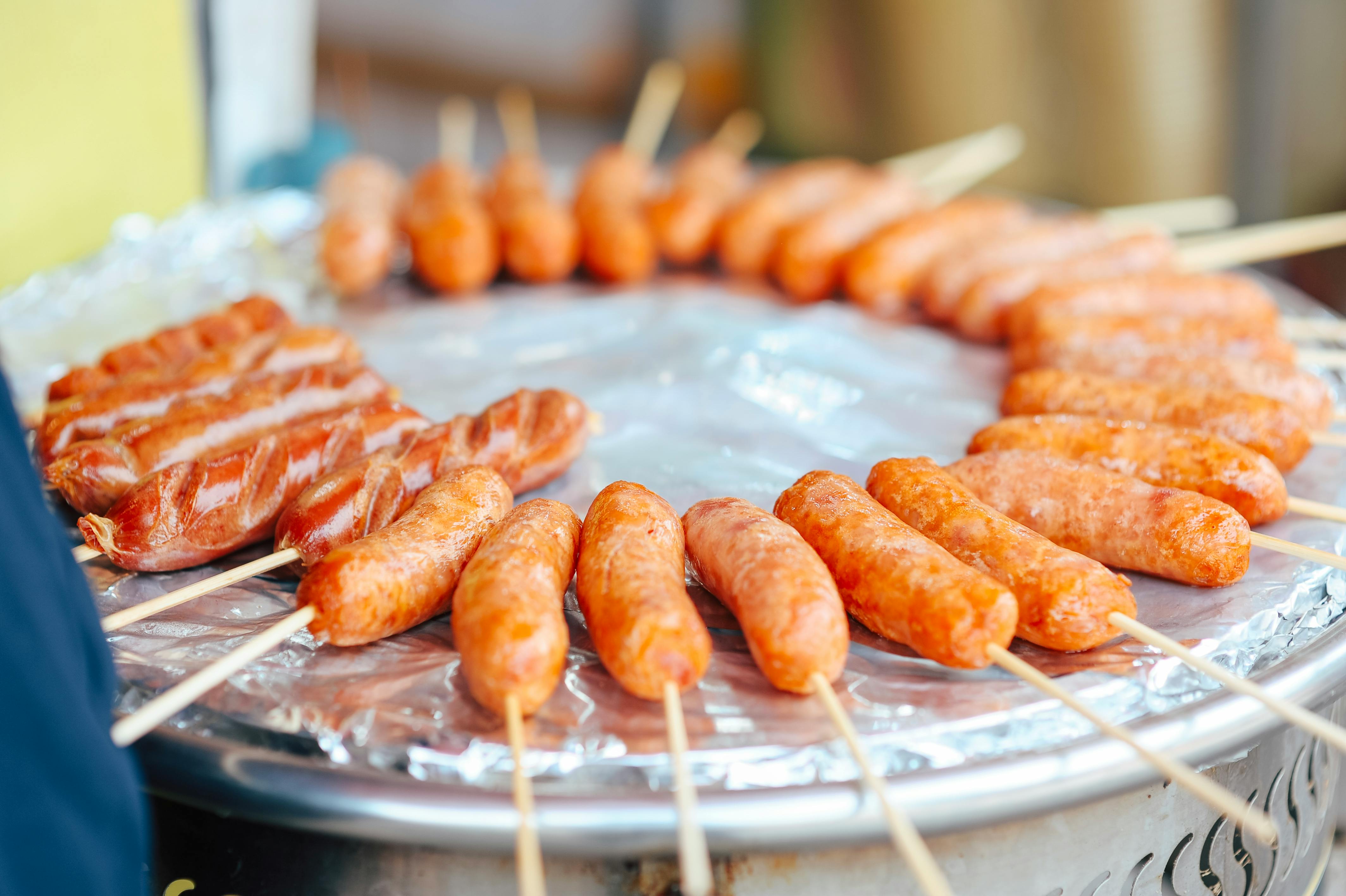 廖繼鼎醫師指出，澱粉腸屬於高加工食品，添加物過多、營養價值差，長期食用恐增加罹癌風險。（示意圖；翻攝自pexels）