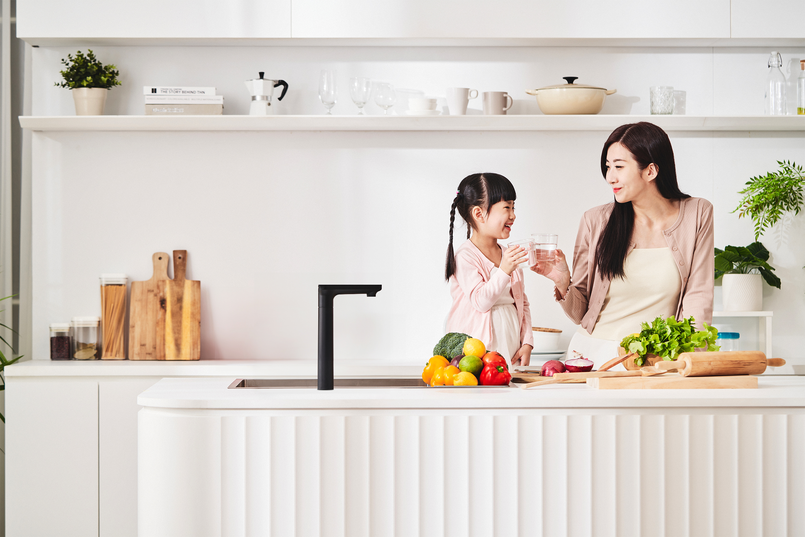 奇異淨水的極熱櫥下溫控瞬熱飲水機,以世界級安全加熱技術、8重全方位保護,將瞬熱飲水帶給每一個重視安全的台灣家庭