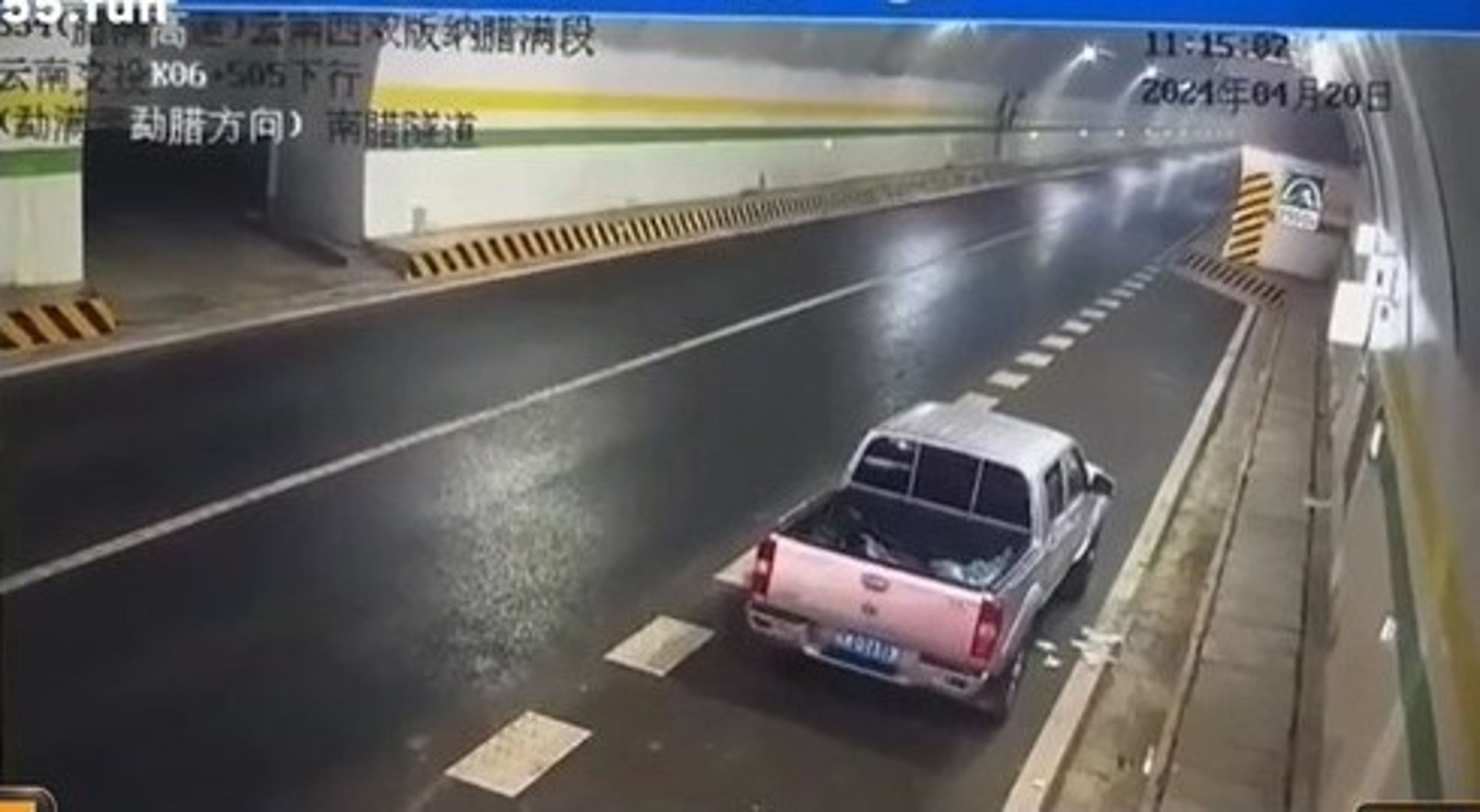 小貨車停隧道路肩，衛生紙一張張丟出來！裸男欲女引人遐想。（翻自《黑料網》）