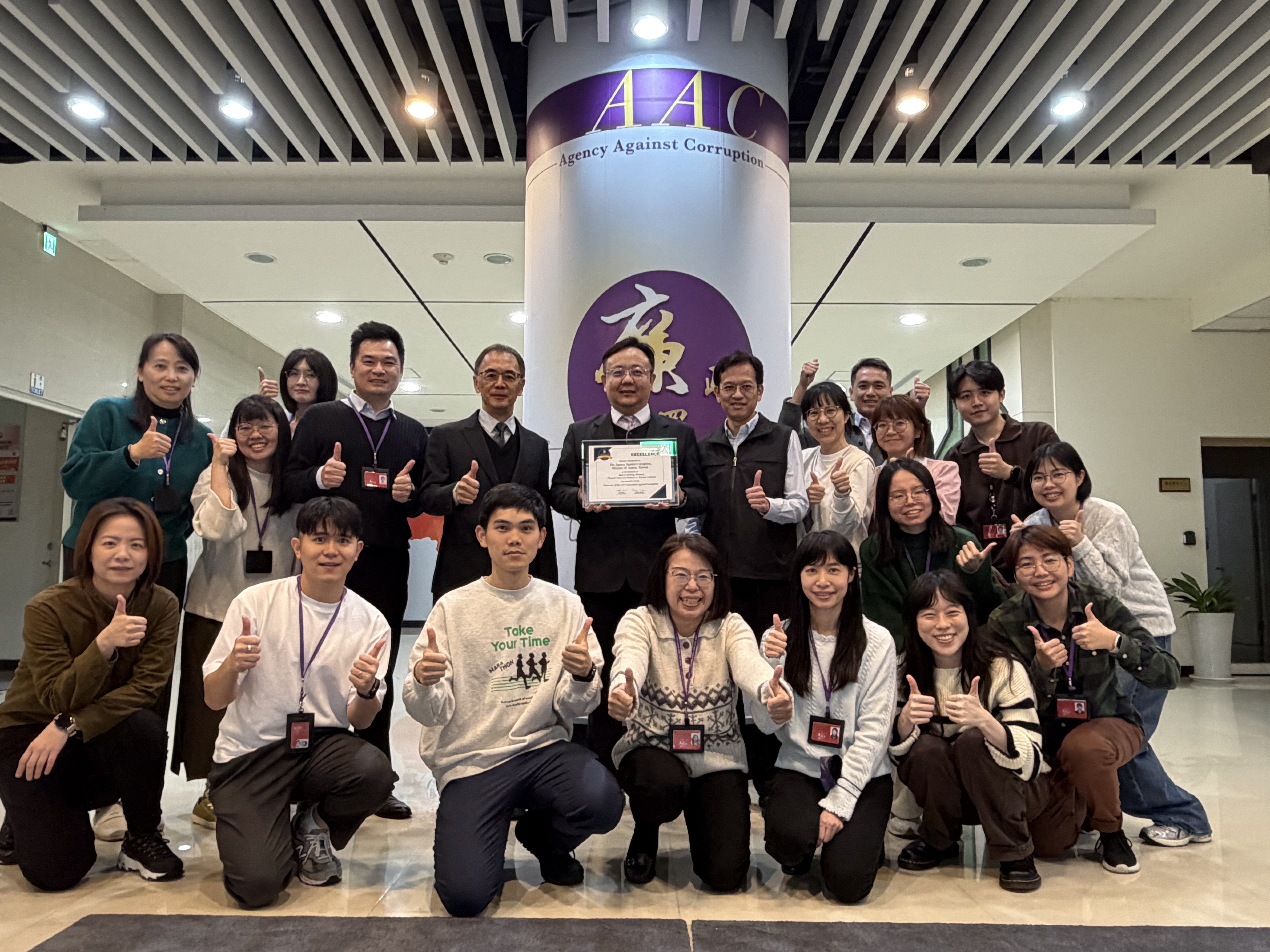 廉政署製作數位課程「聯合國反貪腐公約與我國廉政政策推動之簡介」近來榮獲「布蘭登霍爾卓越獎（Brandon Hall Group Excellence Awards）」肯定，該獎具有「學習界奧斯卡獎」美譽之稱，為今年舉辦《聯合國反貪腐公約》第三次國家報告國際審查揭開重要序幕，由廉政署長馮長帶領同仁合影留念。（廉政署提供）