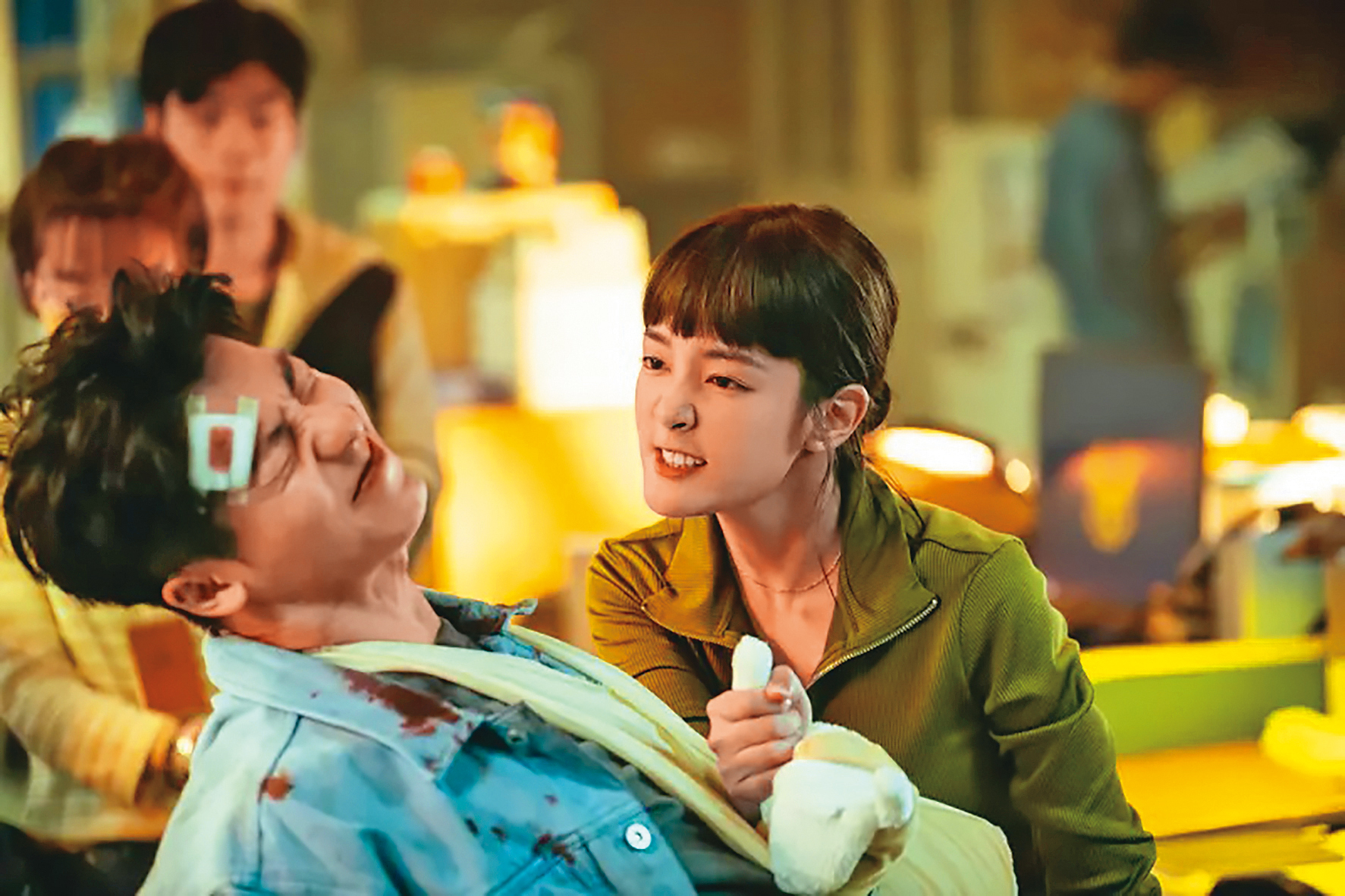 王淨（右）除了主演破億國片《關於我和鬼變成家人的那件事》，也和原班人馬許光漢（左）演出《正港分局》。（Netflix提供）