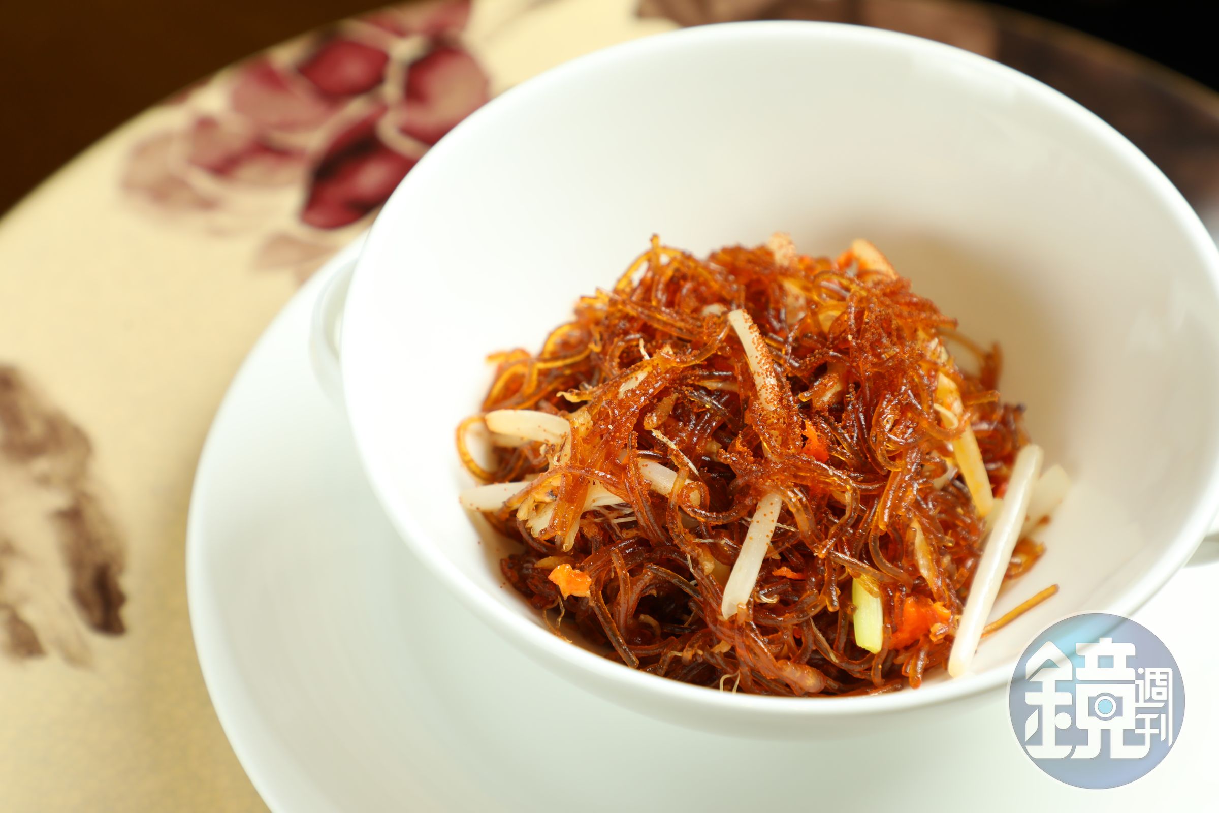 「鮮蟹肉乾逼粉絲」需要很有耐心，細火收汁，才能達到入口乾爽的效果。（8,880元三華盛宴套餐菜色）