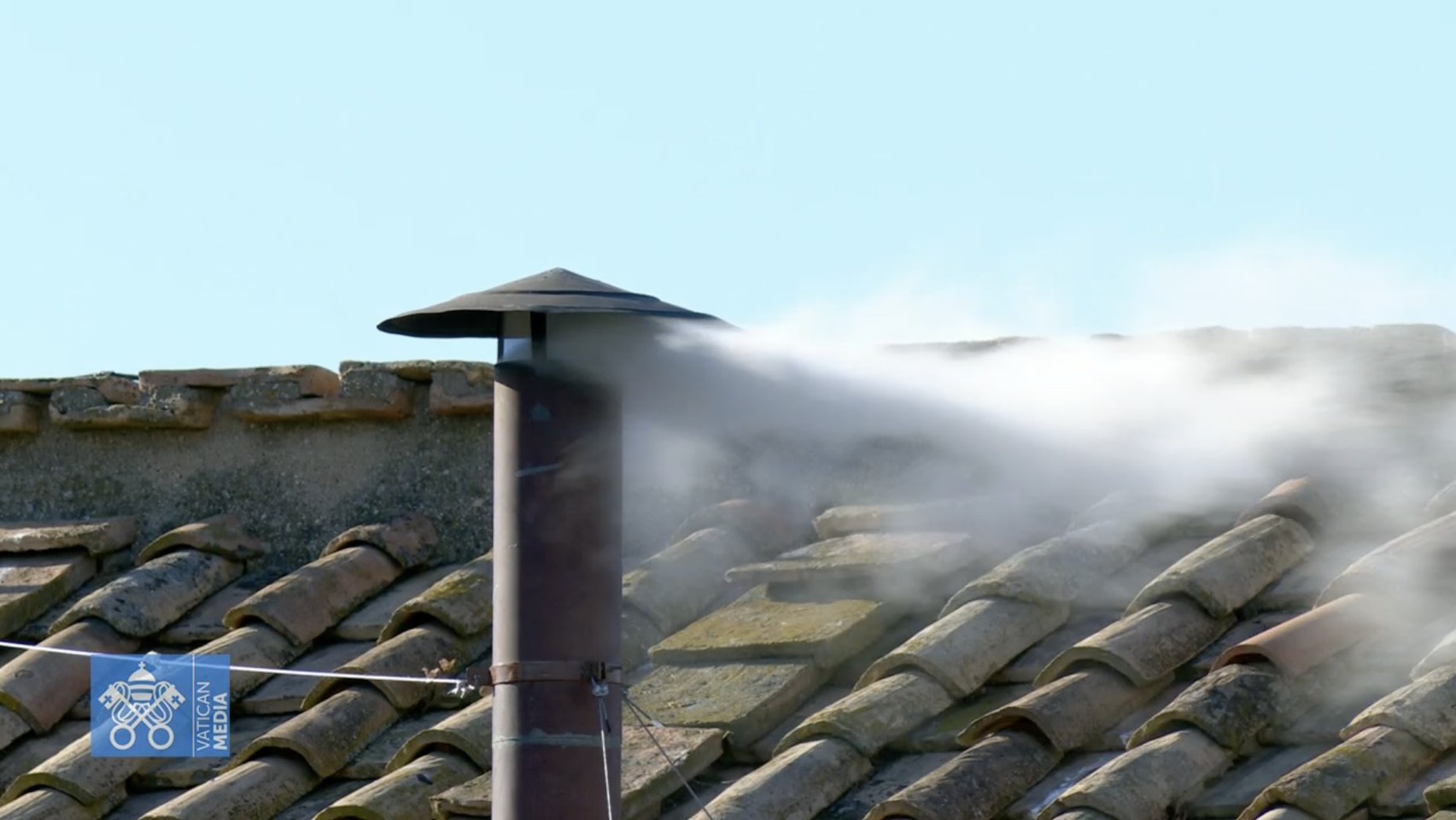 西斯汀禮拜堂冒出白煙，代表出新教宗。（翻攝VaticanMedia畫面）