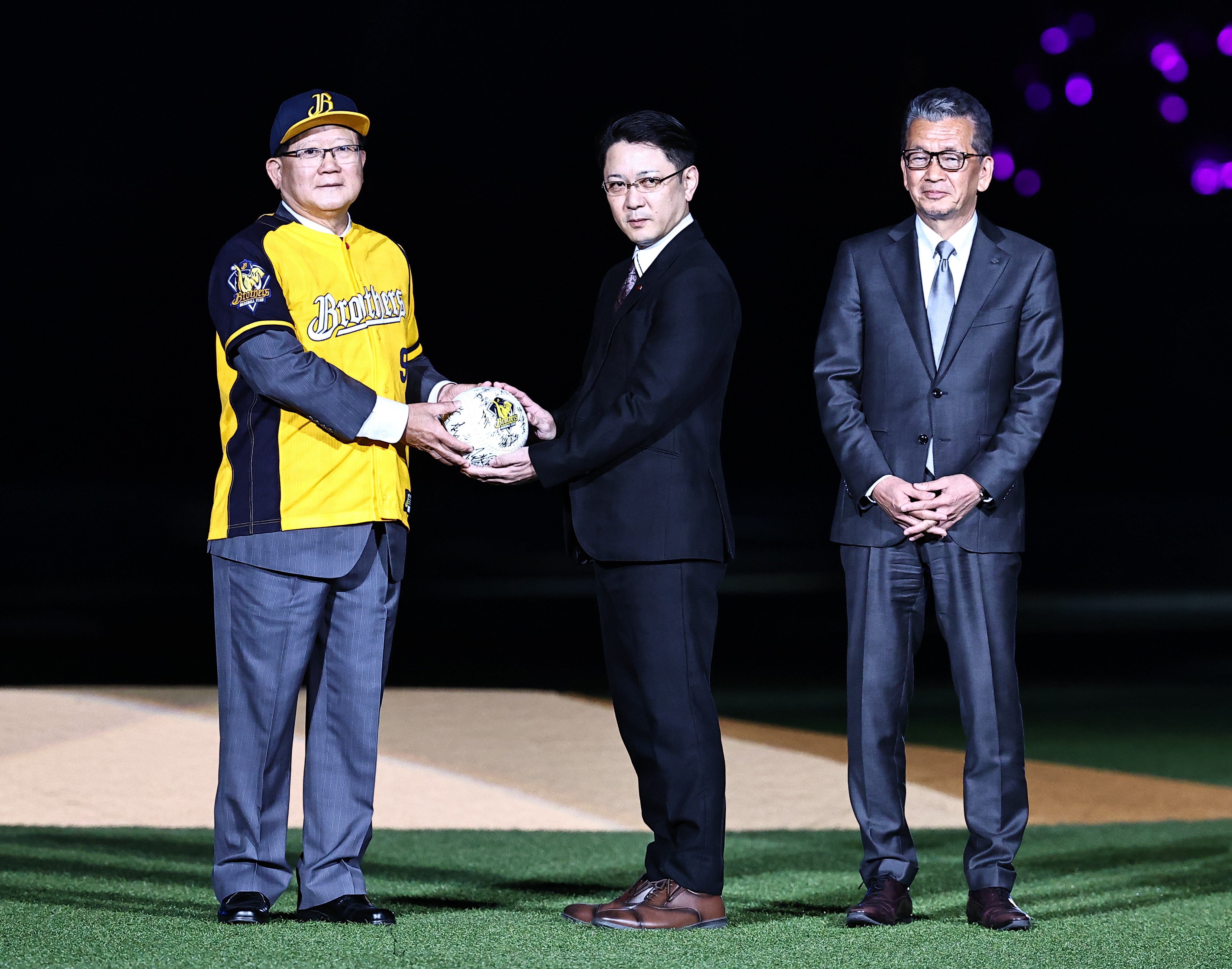 火腿隊致贈肉品儀式，由中信育樂董事長陳國恩（左）代表中信兄弟球隊受贈。（中信兄弟球團提供）