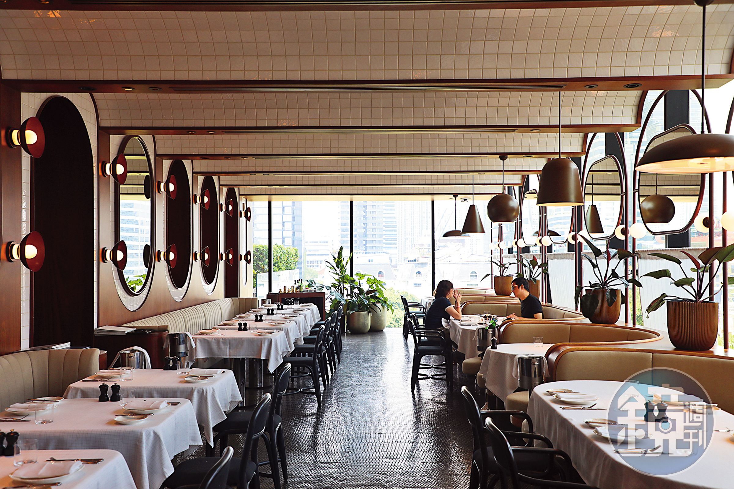 「The Standard Grill」是紐約人氣燒烤餐廳的第一間亞洲分店，天花板裝潢風格源自紐約中央火車站。