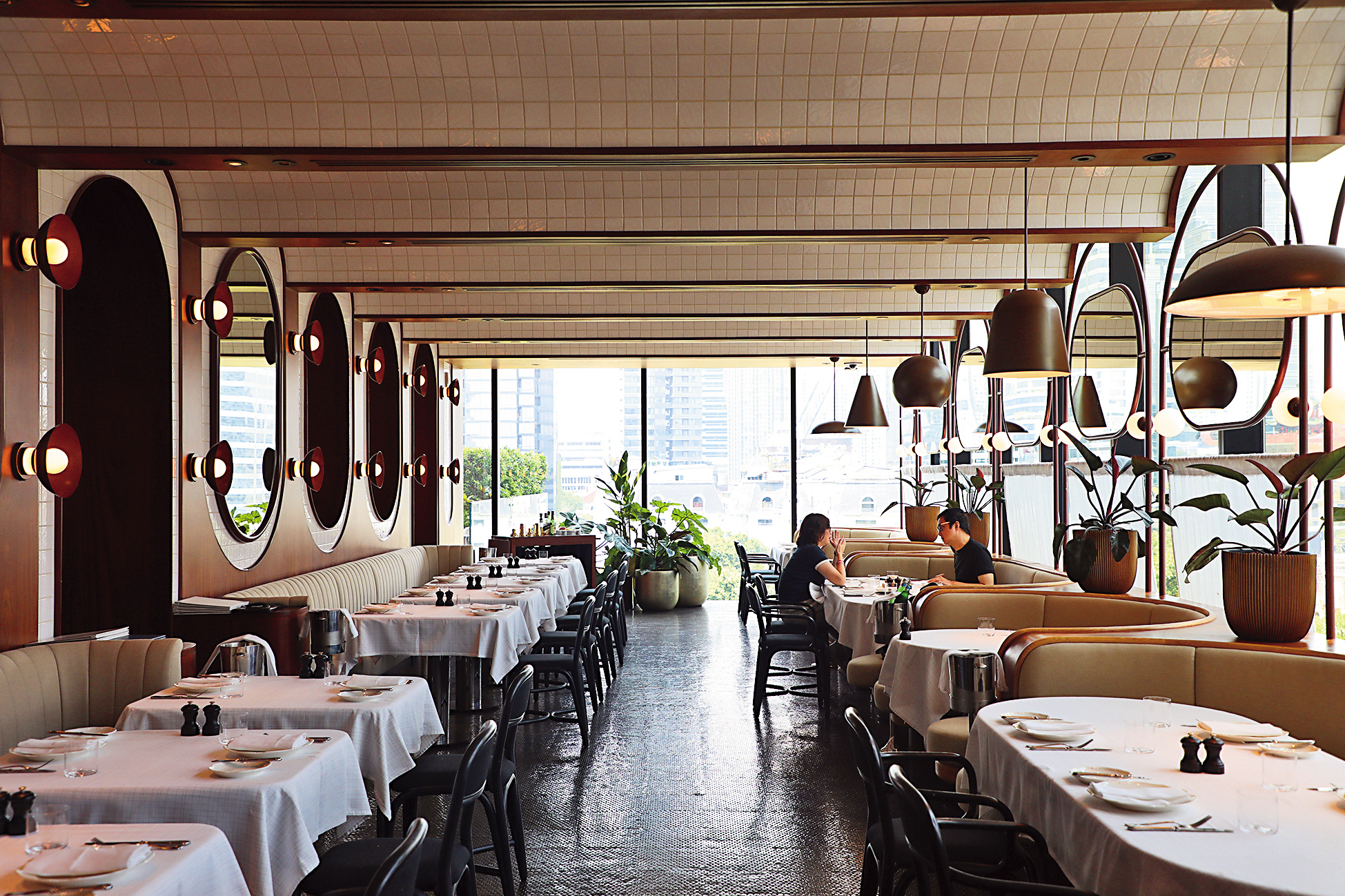 「The Standard Grill」是紐約人氣燒烤餐廳的第一間亞洲分店,天花板裝潢風格源自紐約中央火車站。