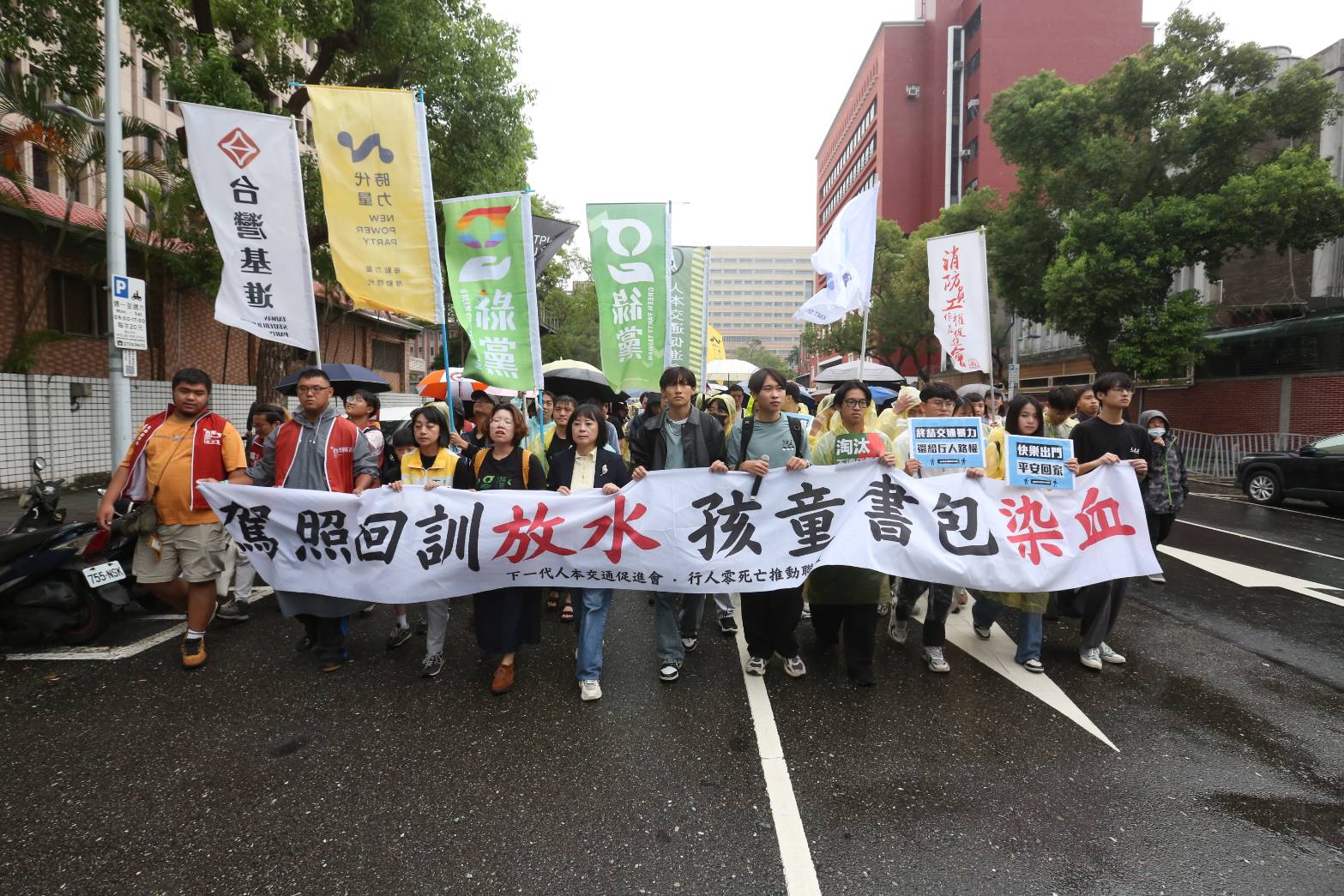 民團今走上街頭抗議。(鏡報新聞網董孟航)