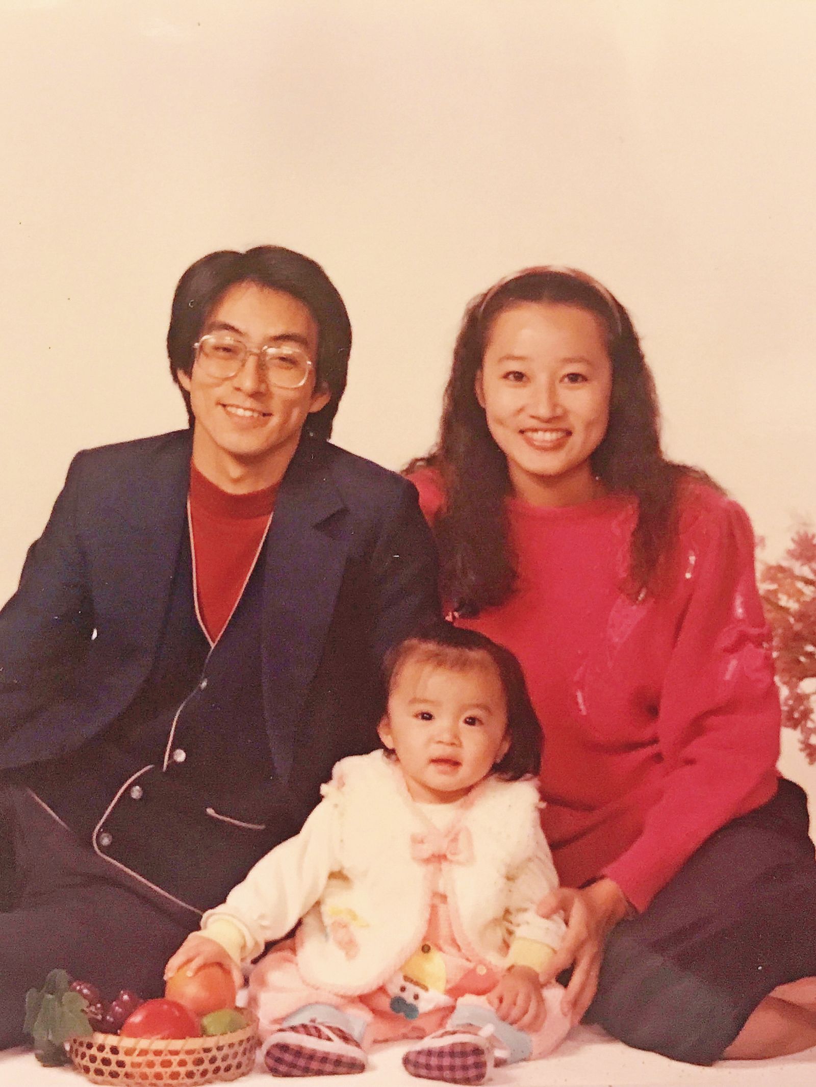 王瞳（中）從小就怕打針，常在醫院被爸媽追著跑。（翻攝自王瞳臉書）