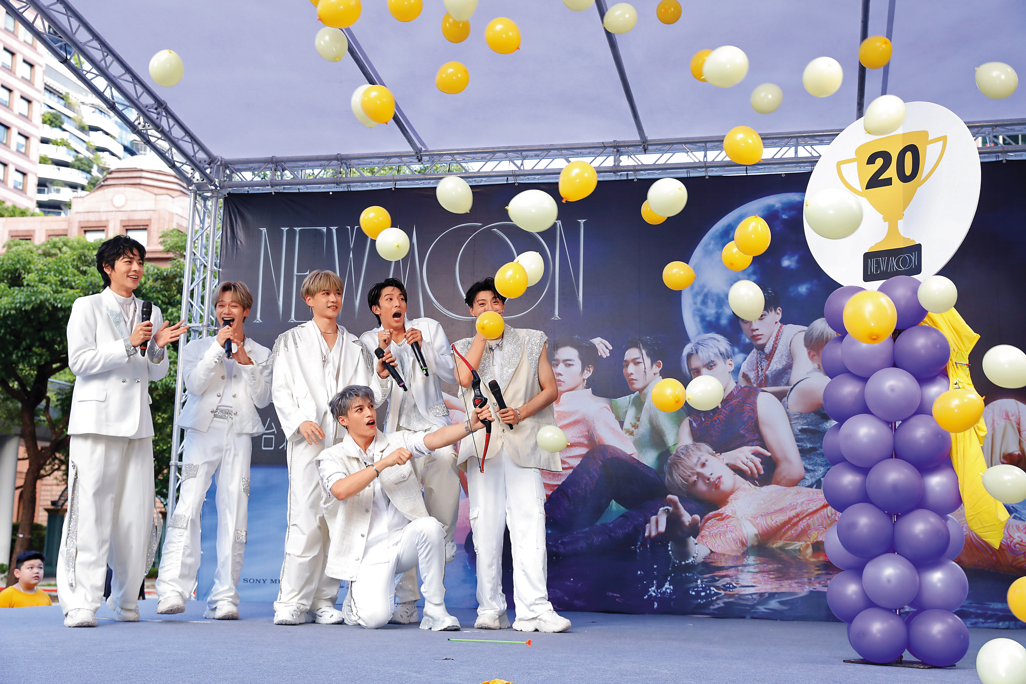 哲言（前排）拉弓射破氣球慶功，煥鈞（後排右2）挫幾丟的表情讓人好想抱緊處理。後排左起為佳辰、子翔、祖安與文廷。