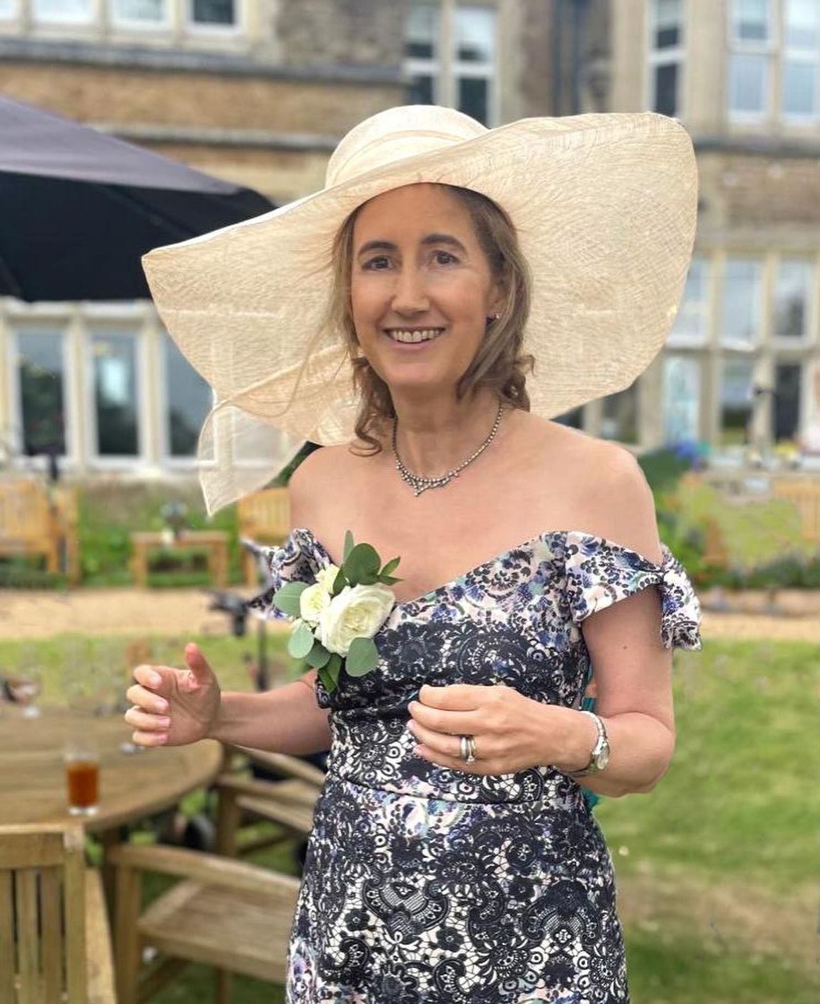 家屬貼出蘇菲金索拉的照片,宣布離世消息。(翻攝sophiekinsellawriter IG)