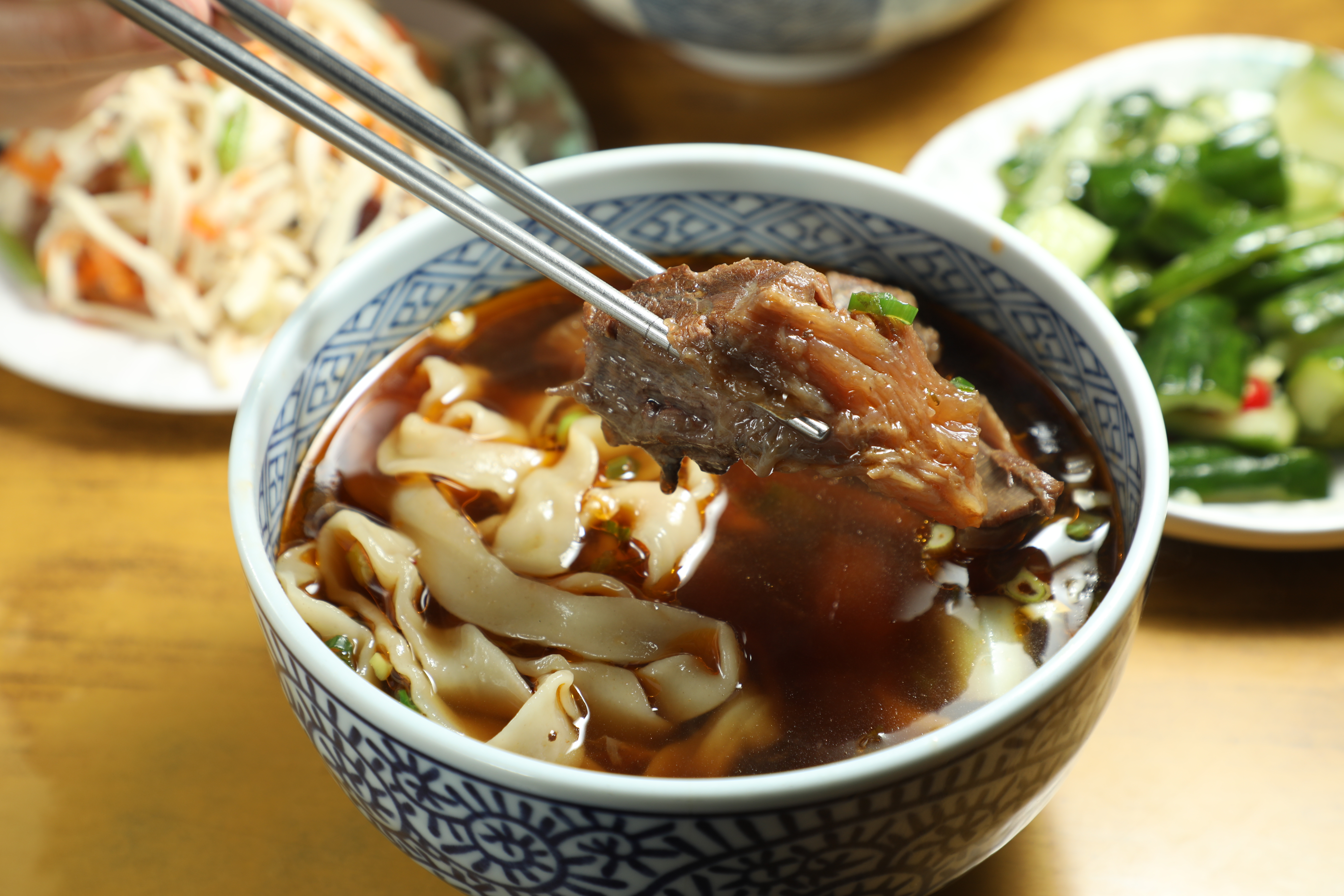 「大庭牛肉麵」的湯頭不是典型的川味牛肉麵，整體口味較為溫潤清爽。（何宗昇攝）