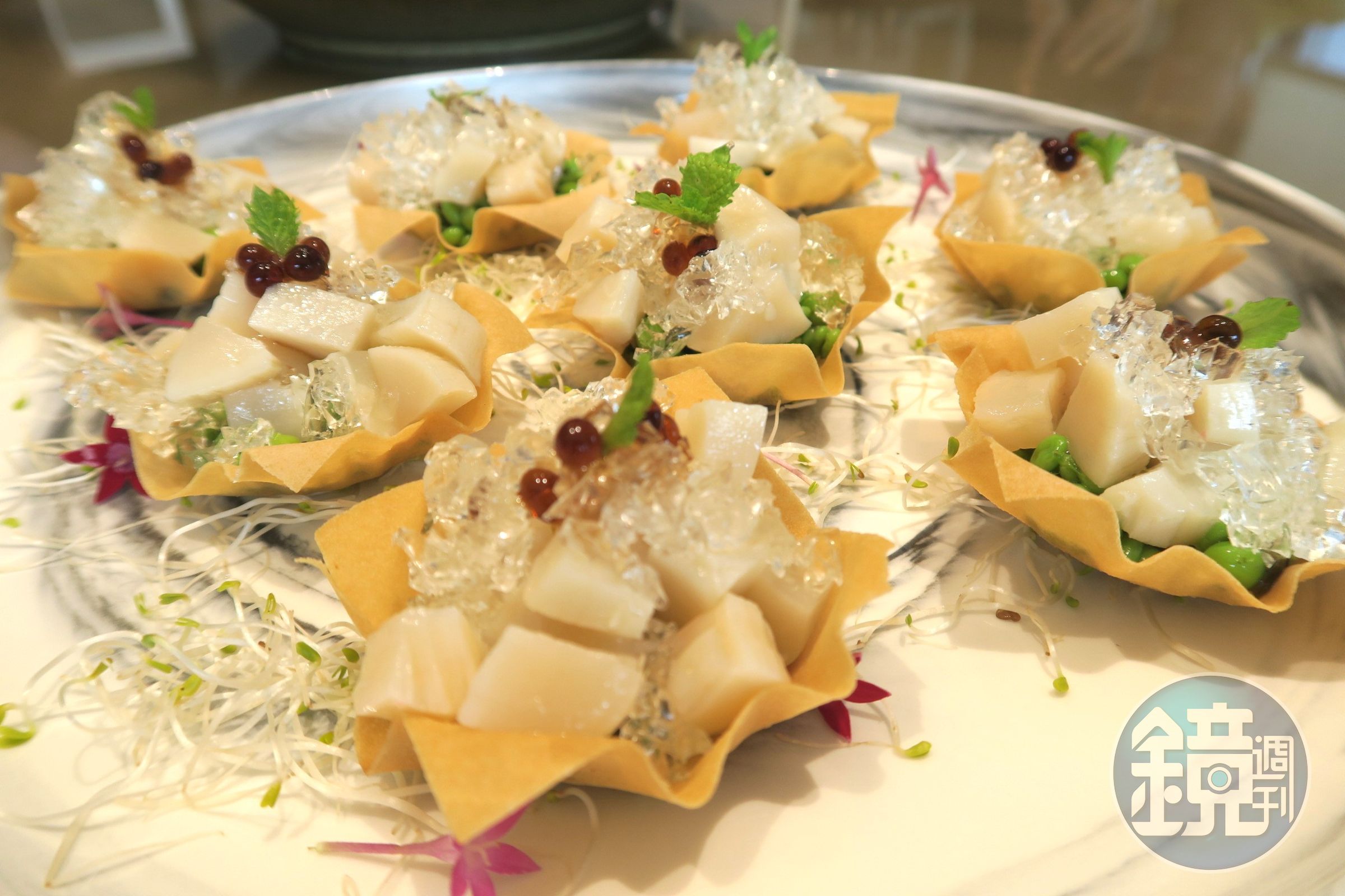 「水晶帶子甜豆仁」用甜豆仁的脆配干貝的甜，一入口就暑氣全消。