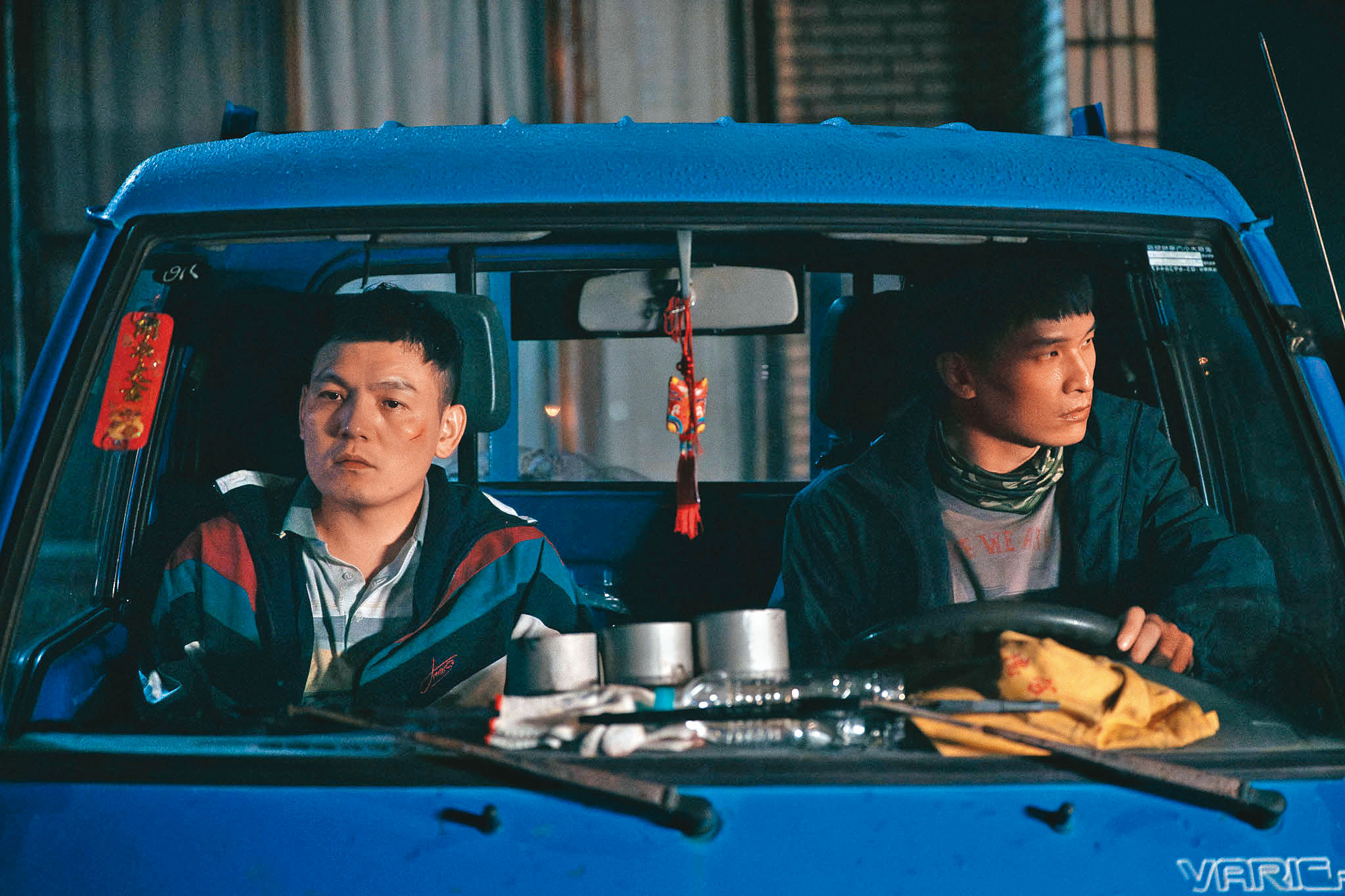 春風（左）和黃奇斌（右）飾演兄弟， 兩人同樣跨足音樂和戲劇的背景很合拍。 （英傑哆影業提供）