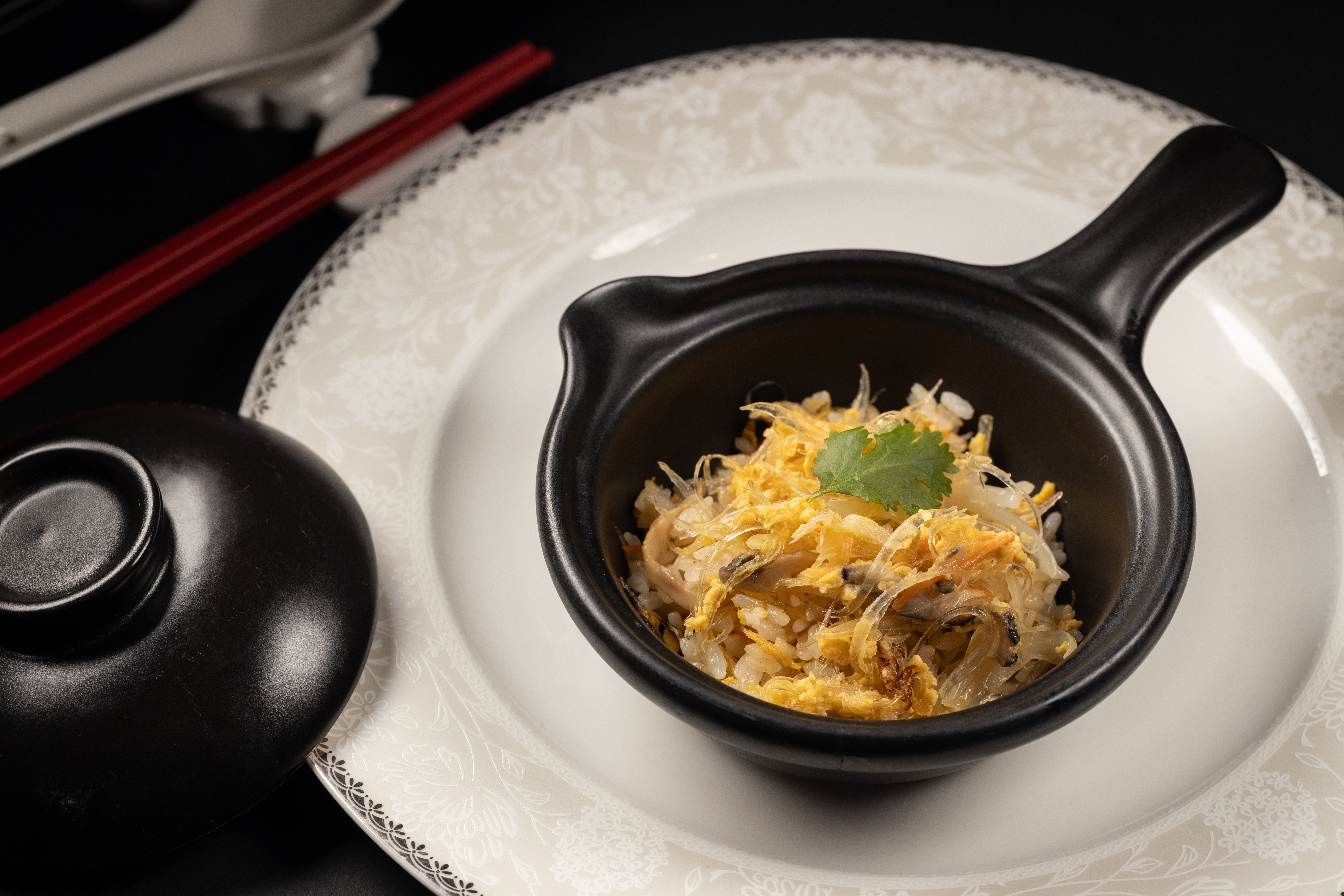 「桂花魚翅炒飯」鑊氣十足，讓人不知不覺就能吃掉一碗。（粵宴套餐菜色，3,800元／人）