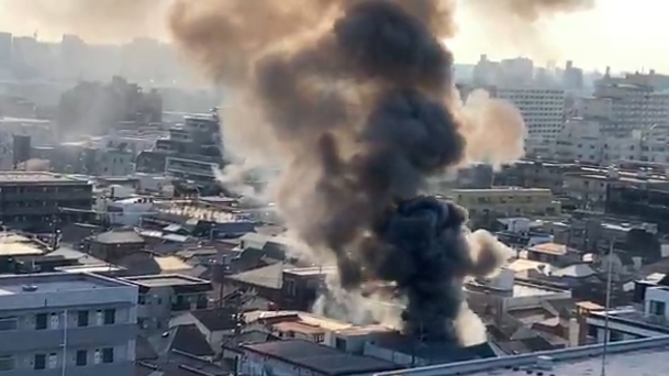 日本東京大田區一處民宅突然發生大火，接連波及附近4棟住宅，黑色濃煙竄天十分恐怖。（翻攝自X @ 災害火災画像速報ニュース2）