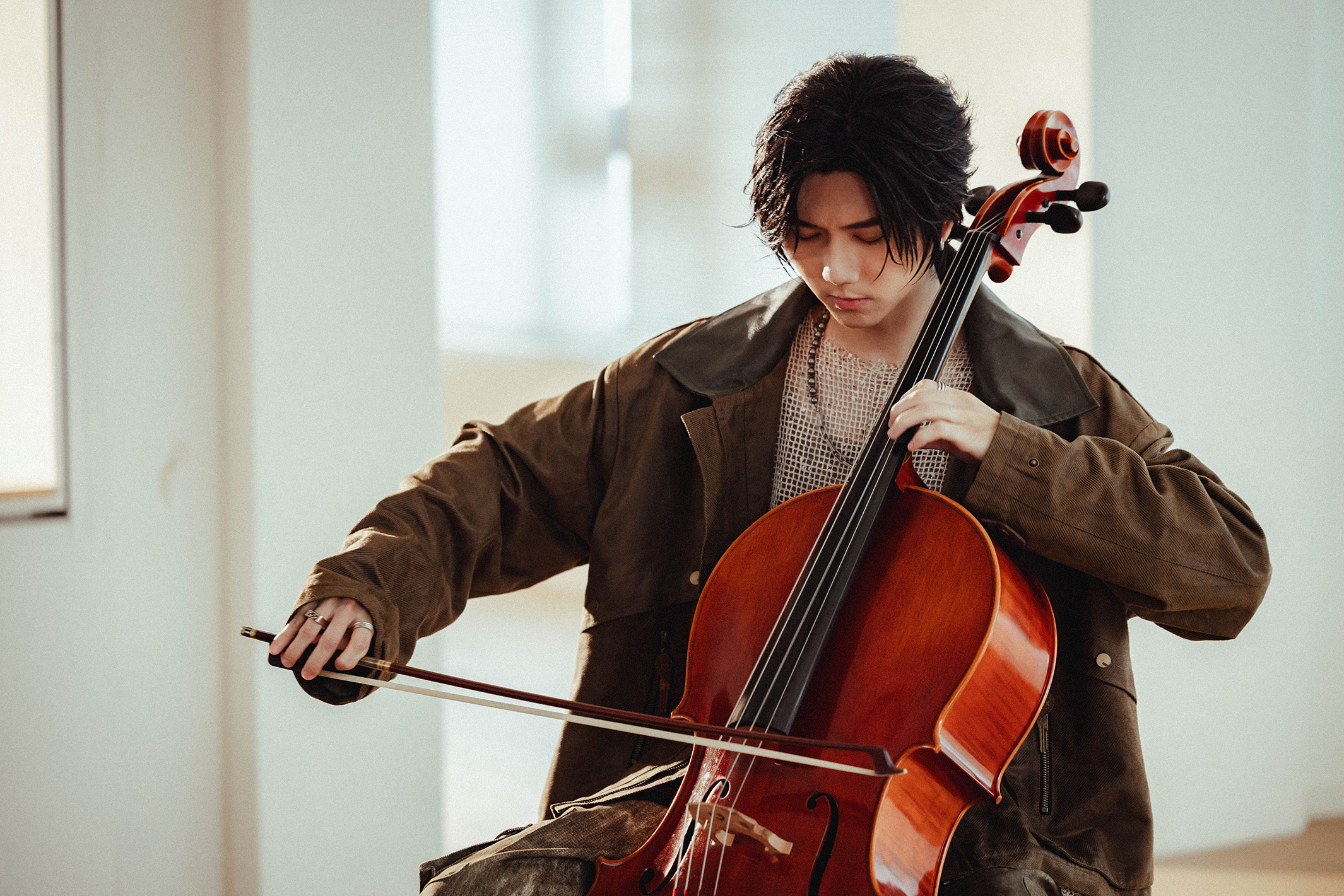 Ray黃霆睿前陣子遇車禍造成手受傷，連拉琴也不舒服。（相映娛樂提供）