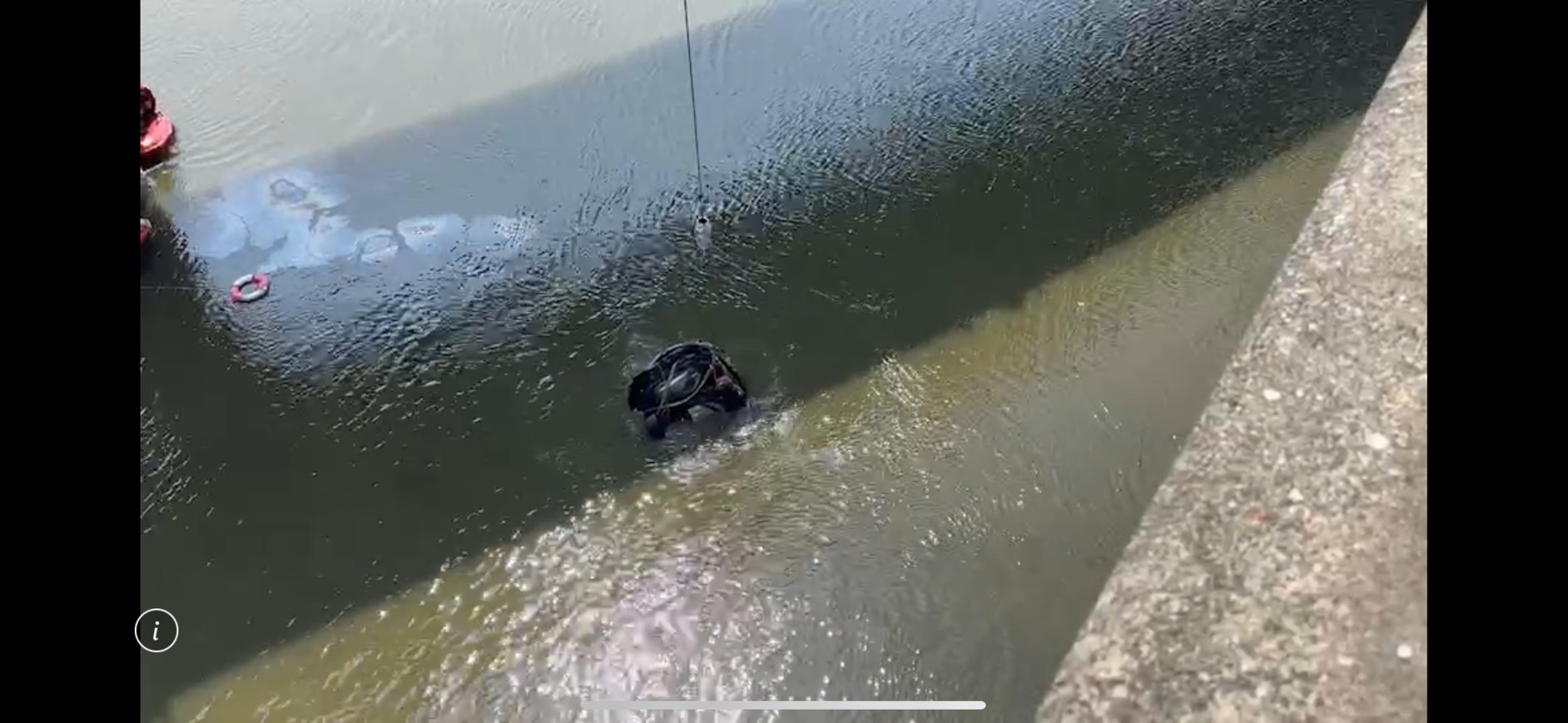 今午落河車輛被吊掛上國道,駕駛蔡男不幸已在駕駛座殞命。(翻攝畫面)
