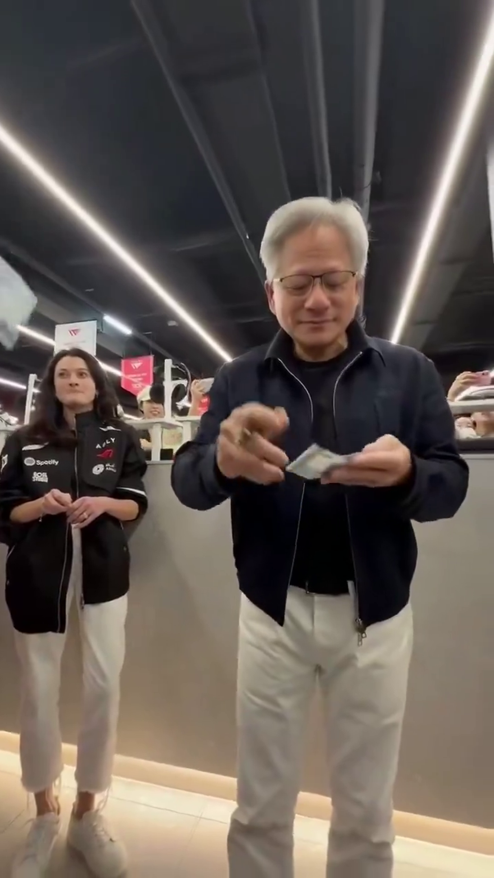 台灣粉絲笑喊黃仁勳「爸爸」,黃仁勳一邊簽名,女兒黃敏珊在後方笑而不語。(翻攝X)