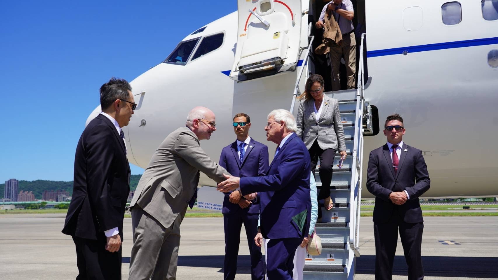 美國聯邦參議員韋克爾與費雪率領國會代表團訪問台灣。（翻攝自AIT臉書）