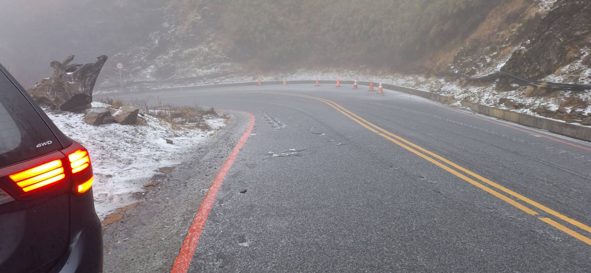 武嶺至松雪樓一帶今早降雨夾霰。(交通部公路局中區養護工程分局提供)