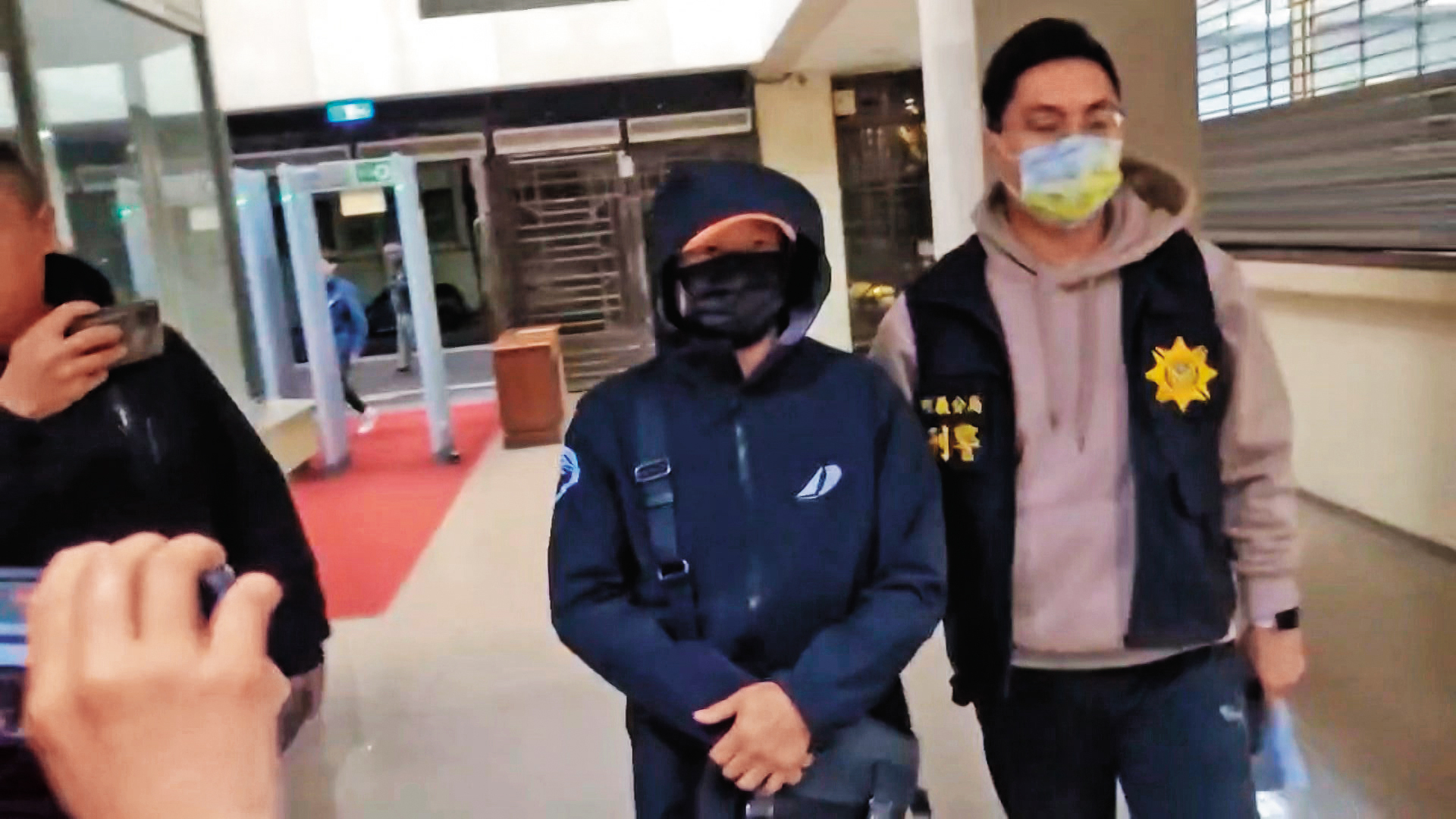 豪華遊艇船長鍾明華開船助朱國榮逃亡，自首後遭檢察官以30萬元交保。（鏡新聞提供）