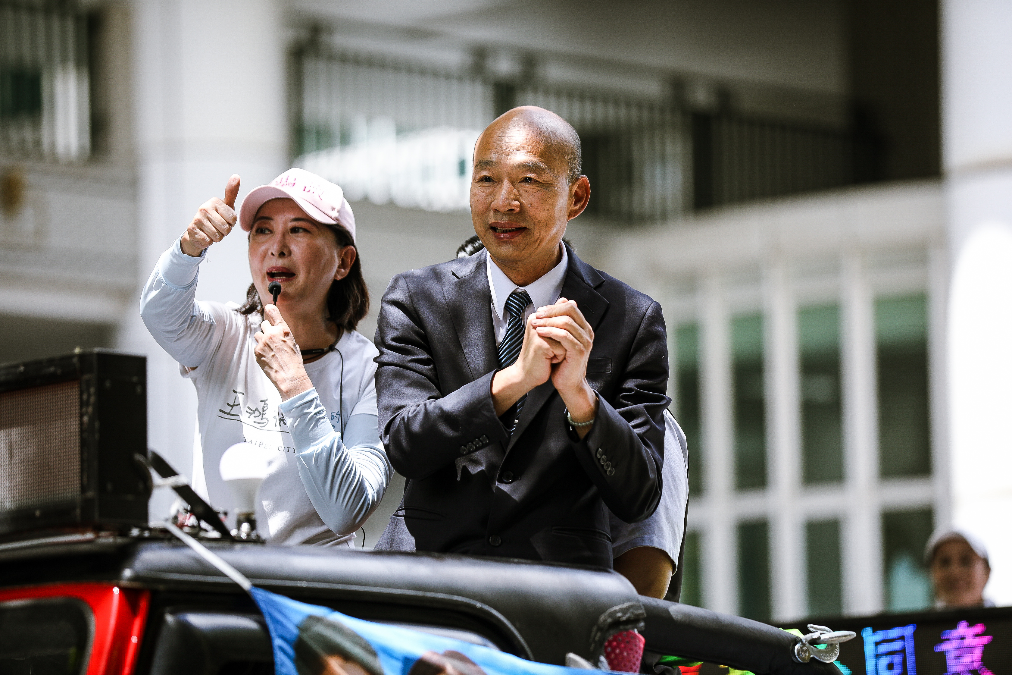 韓國瑜今陪同王鴻薇車掃，受訪時卻疑似口誤喊出「國民黨大失敗！」（鏡報鄒保祥攝）