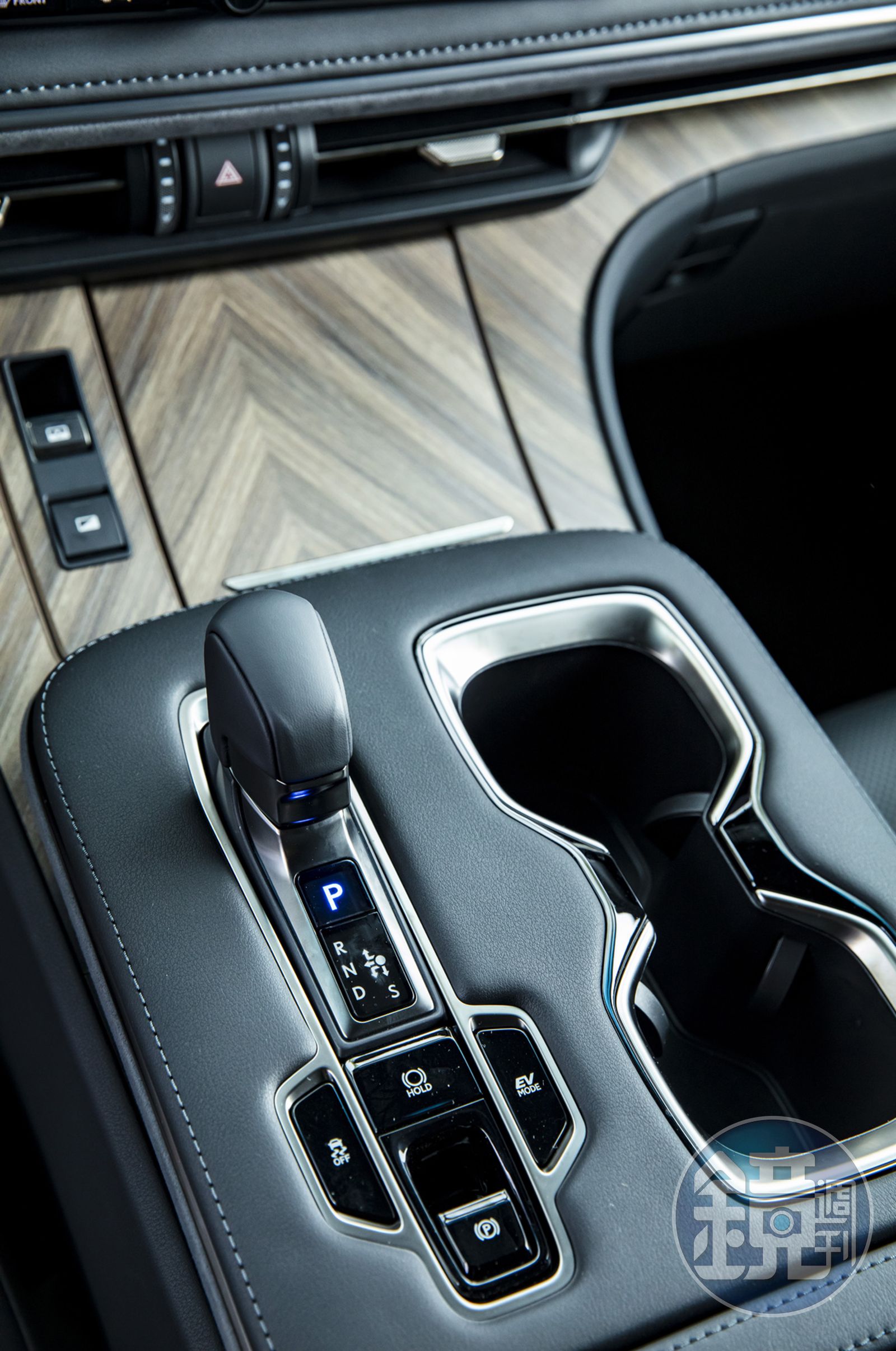 搭載E-CVT 變速系統，具備Eco、Normal、Sport與專為後座買家研發的「Rear Comfort」模式。