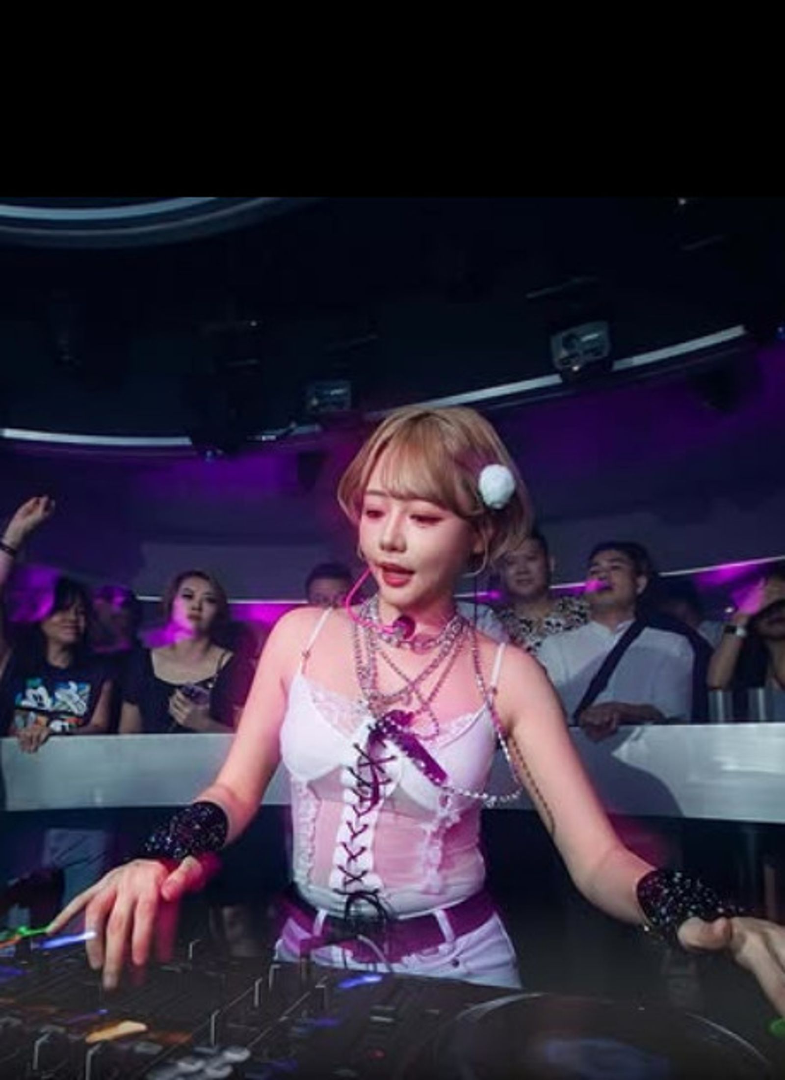濱崎真緒引退後轉型當DJ。（翻攝IG@maohamasaki_official）