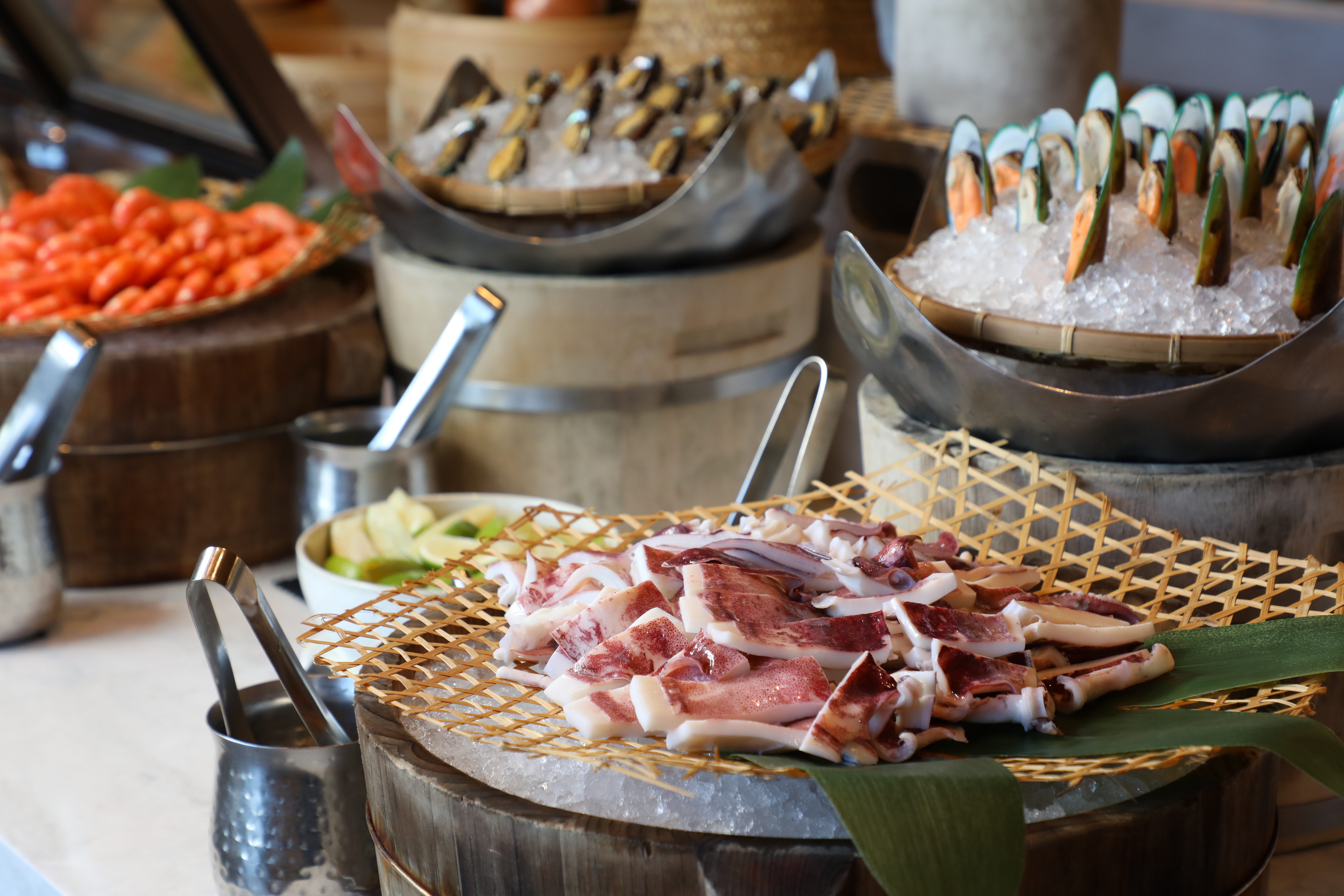 礁溪老爺的20週年大改造，除了改善硬體，餐飲等軟性服務也提升不少。圖為雲天自助餐廳的「海風香檸鮮透抽」。