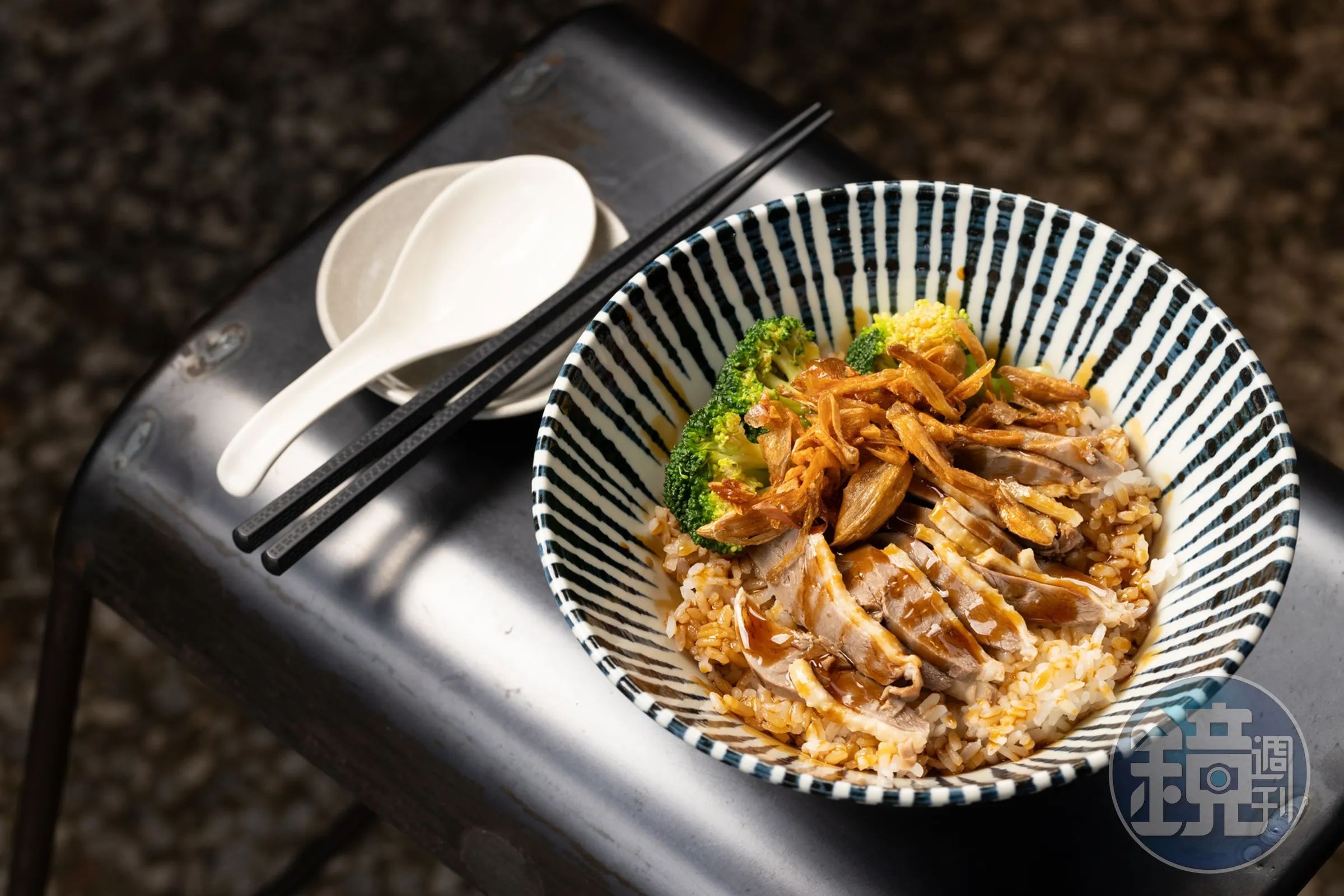「古早味油蔥鴨肉飯」承襲老闆家族30多年的料理記憶，以金黃油蔥搭配超過5種油膏調成的自製醬汁，讓熟悉的古早味多了自己的個性。