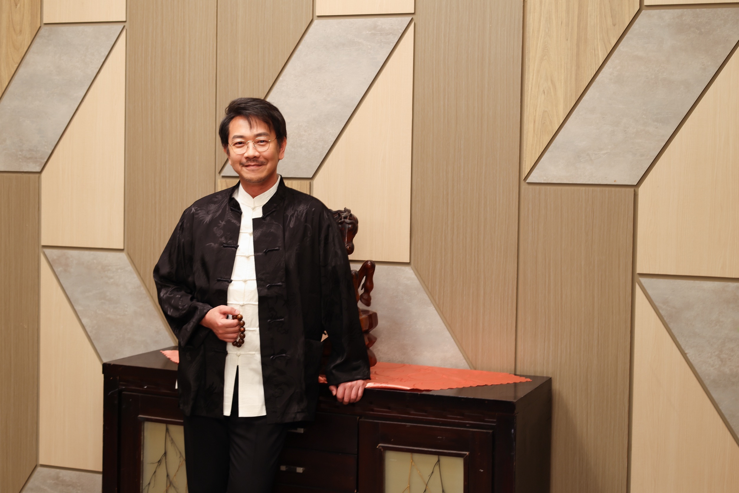 江俊翰睽違一年半重返戲劇圈,正式加入民視八點檔《豆腐媽媽》,挑戰層次複雜的「議長」角色。民視提供
