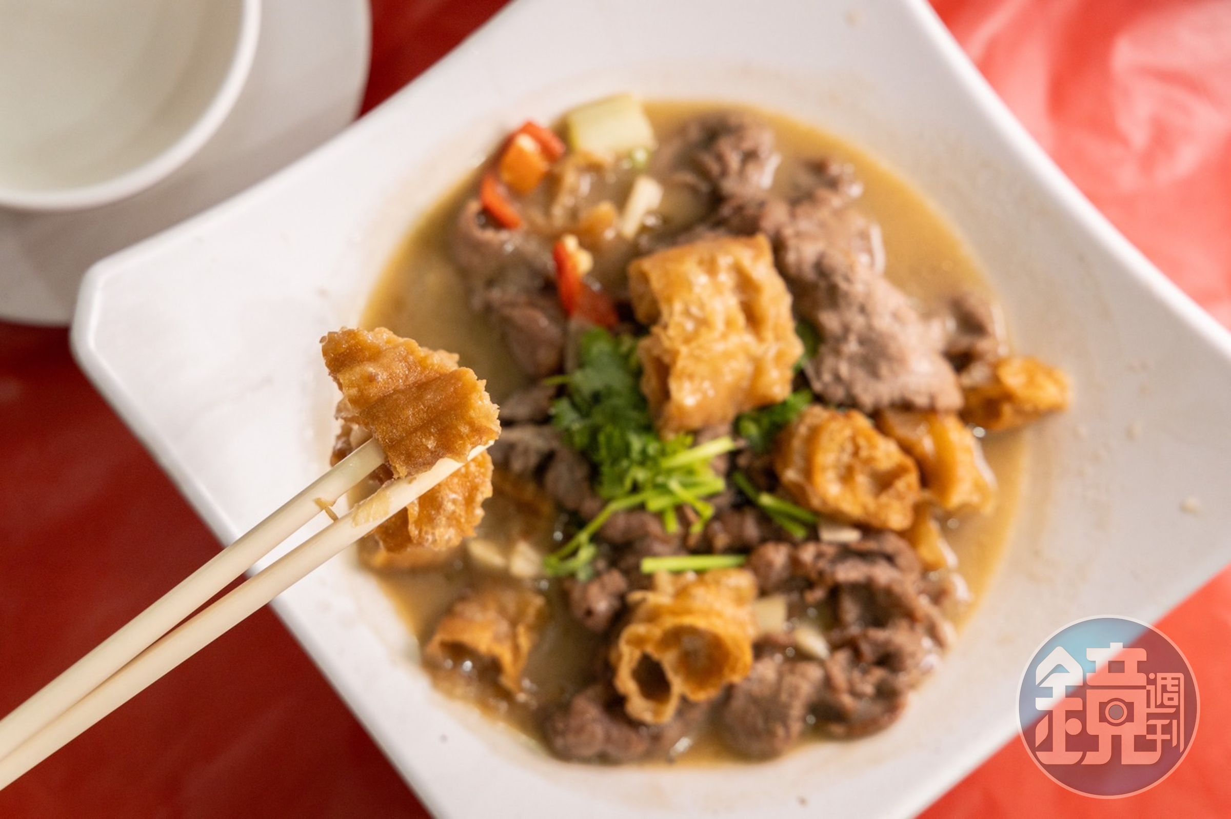 招牌菜之一的「油條牛肉」，是在地嚮導推薦的必點菜色。（230元／份）