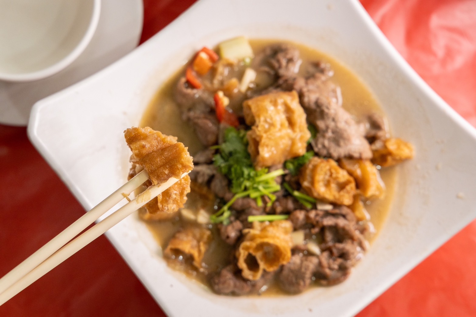 招牌菜之一的「油條牛肉」,是在地嚮導推薦的必點菜色。(230元/份)