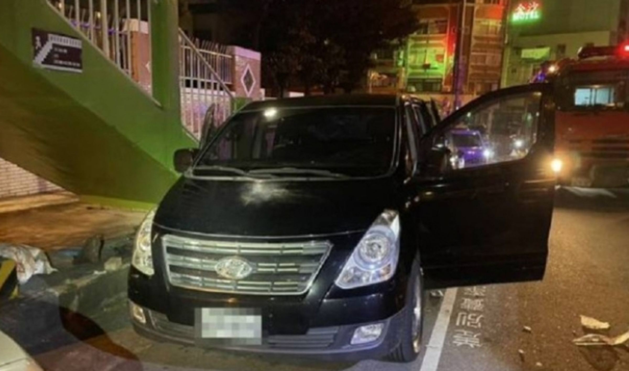 竟於車內搭帳篷成密室,該男子身亡原因待查。(翻攝畫面)