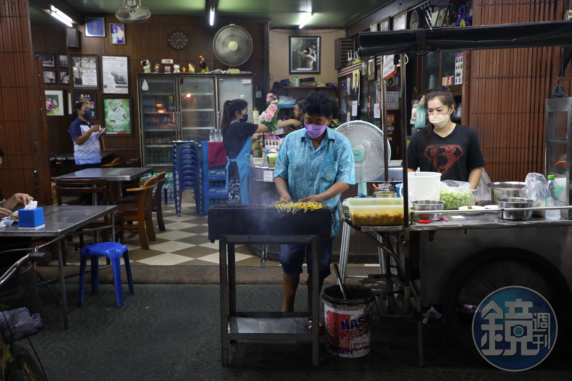 店門口設了一個沙嗲攤位,提供現烤服務。