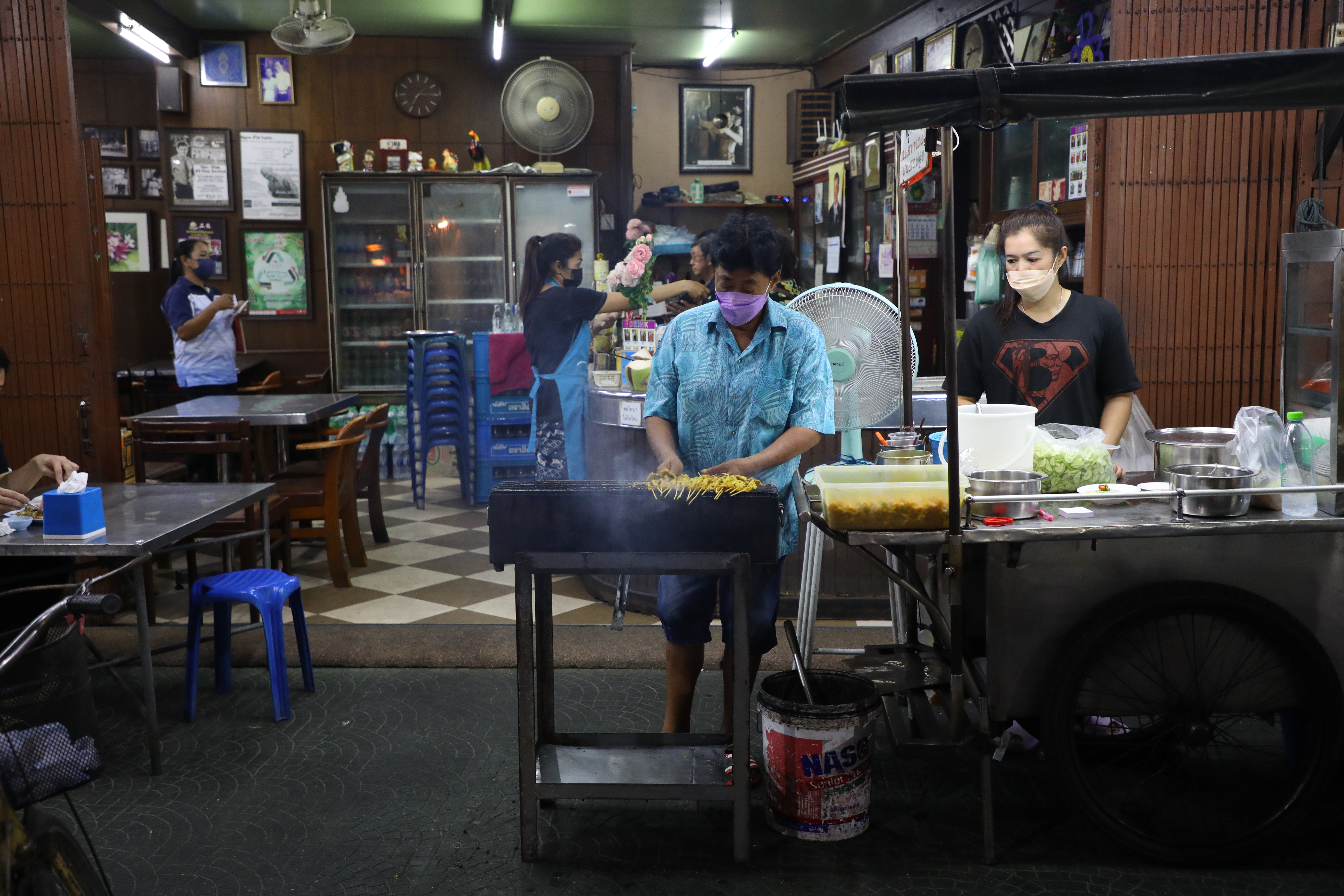店門口設了一個沙嗲攤位,提供現烤服務。