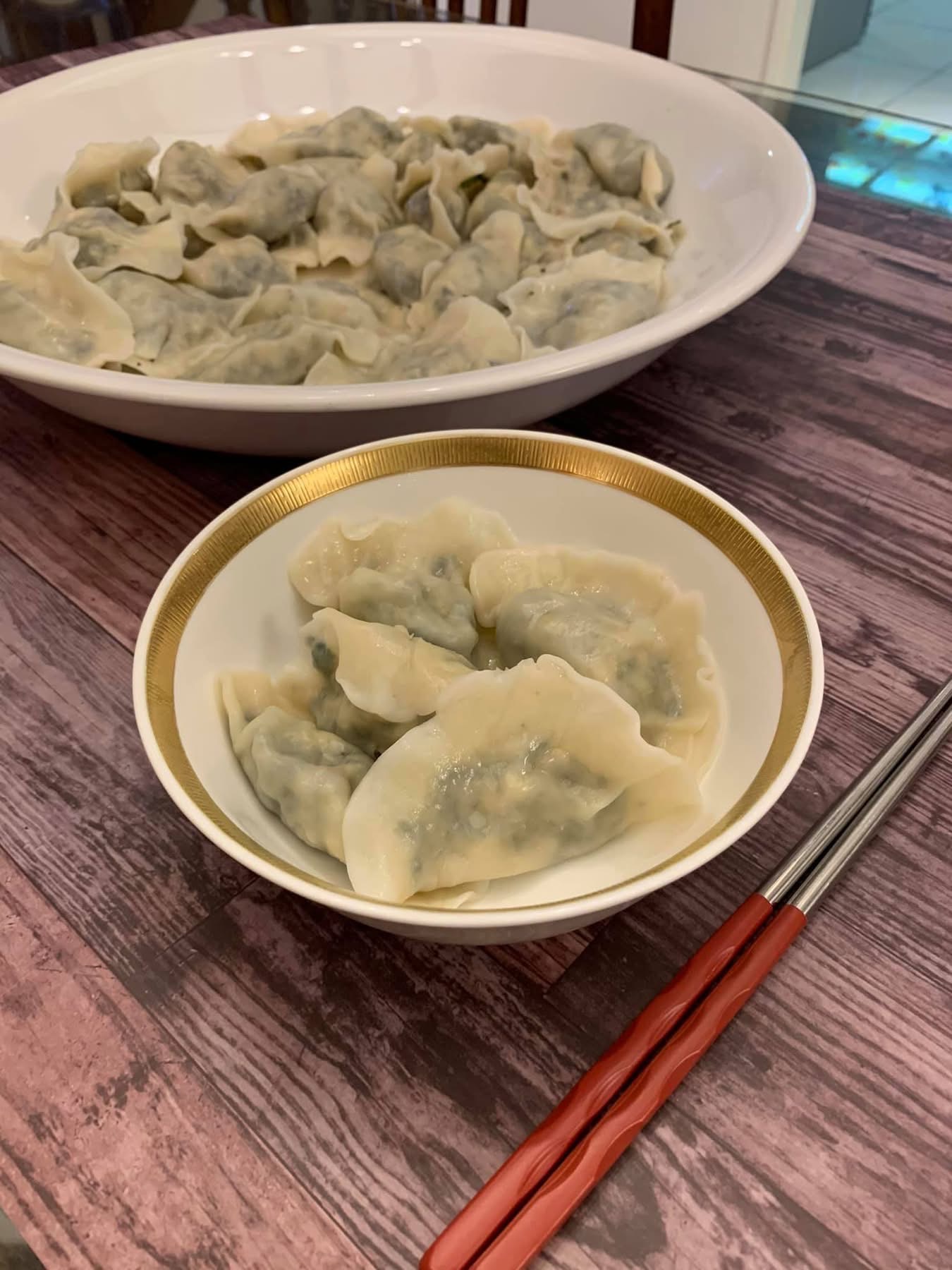 熱騰騰上桌的薺菜素餃子，自家包的，口感非常好。