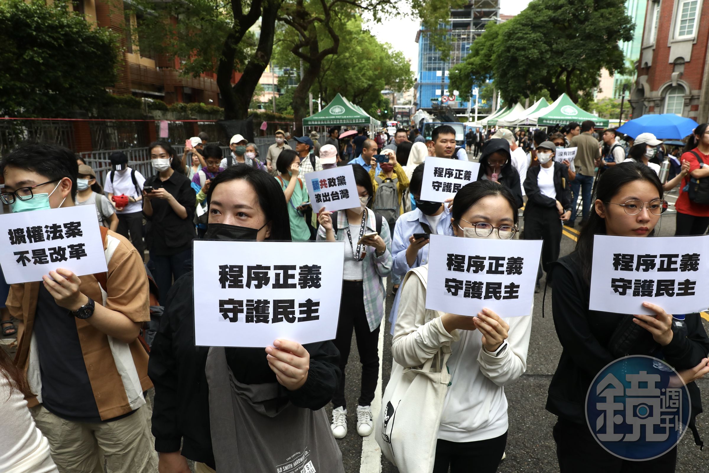 立法院17日在上百多名立委都沒人知道法案內容的情況下，藍白立委盲目舉手贊成，企圖闖關，今公民憤怒抗議，盼拿回程序正義，守護民主。