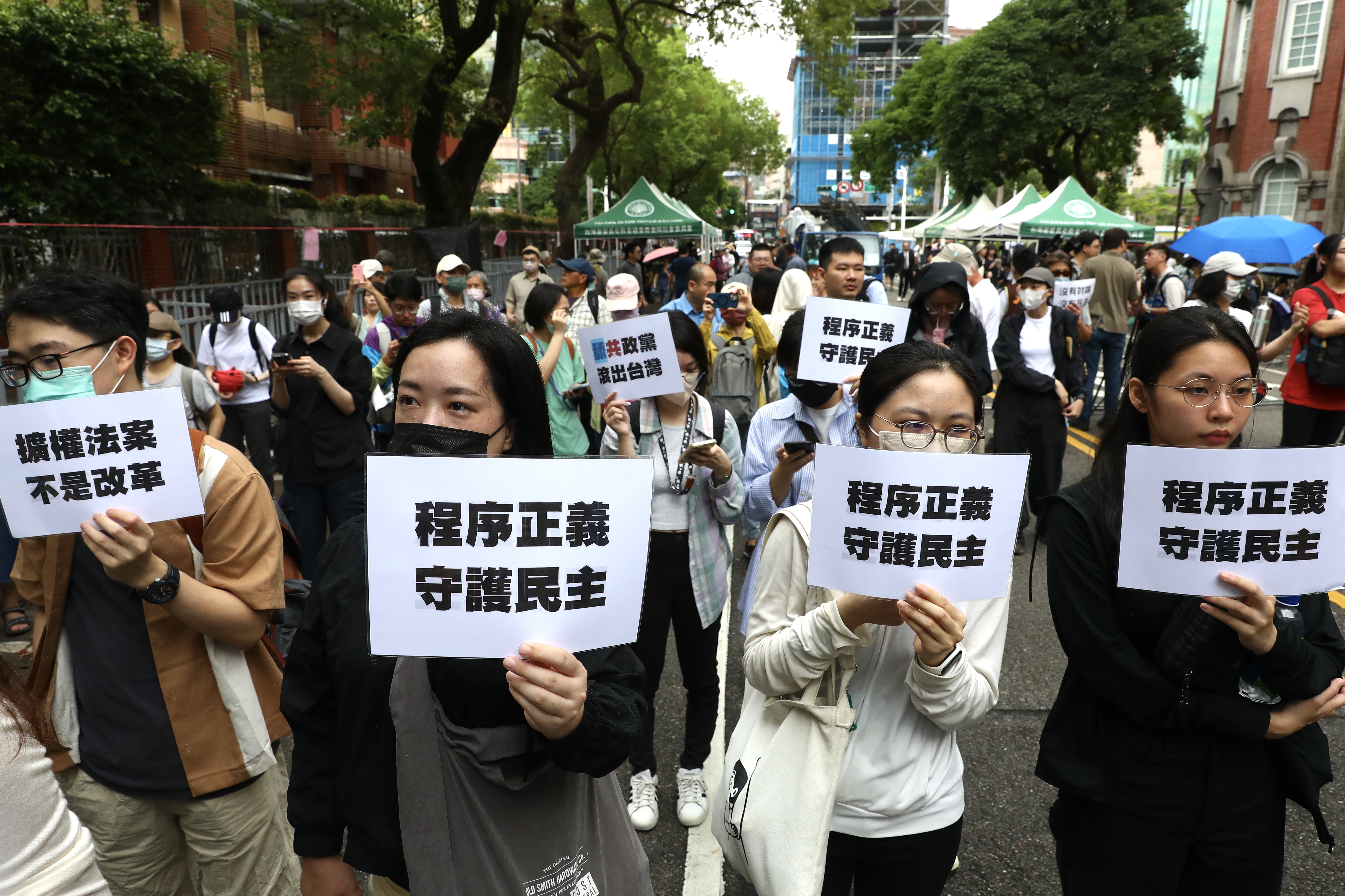 立法院17日在上百多名立委都沒人知道法案內容的情況下,藍白立委盲目舉手贊成,企圖闖關,今公民憤怒抗議,盼拿回程序正義,守護民主。