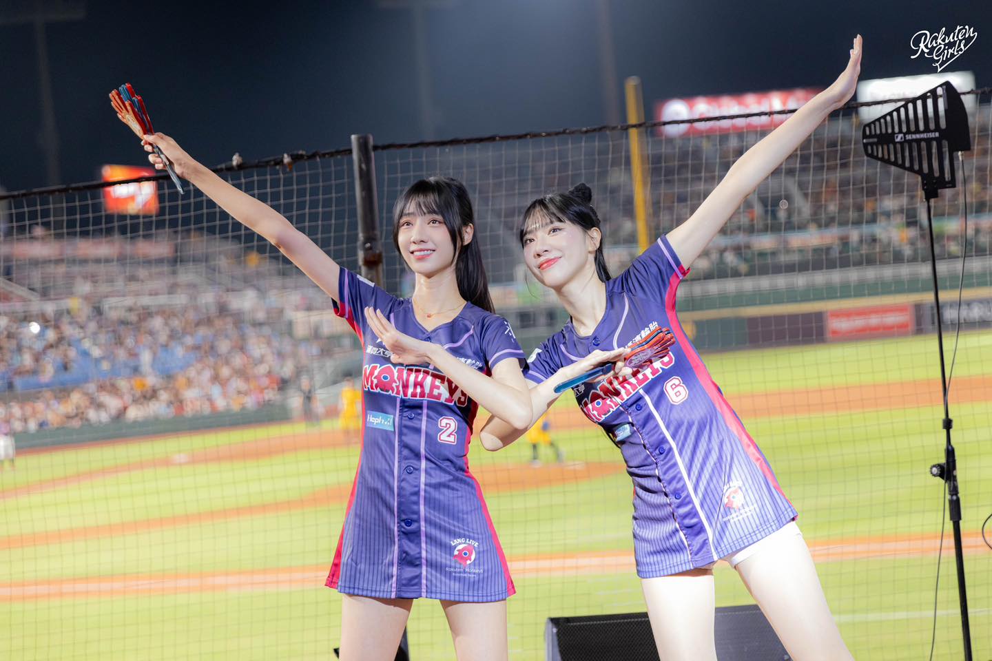 嘎琳（左）於9月28日迎來啦啦隊生涯的最後一場應援。（翻攝自樂天女孩粉專）