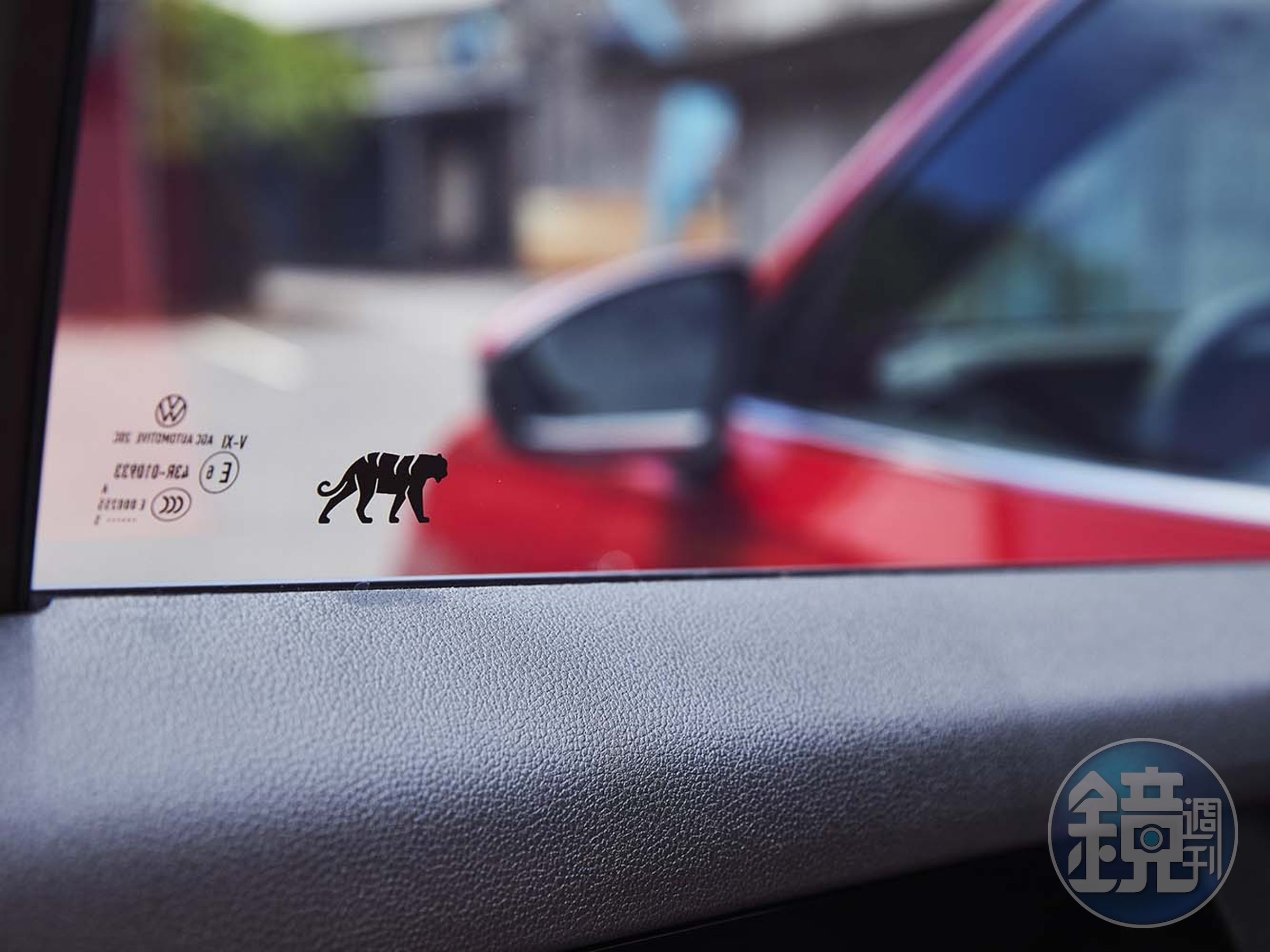 後窗戶上有代表車名的「Tiger」老虎與「Iguana」美洲鬣蜥剪影。