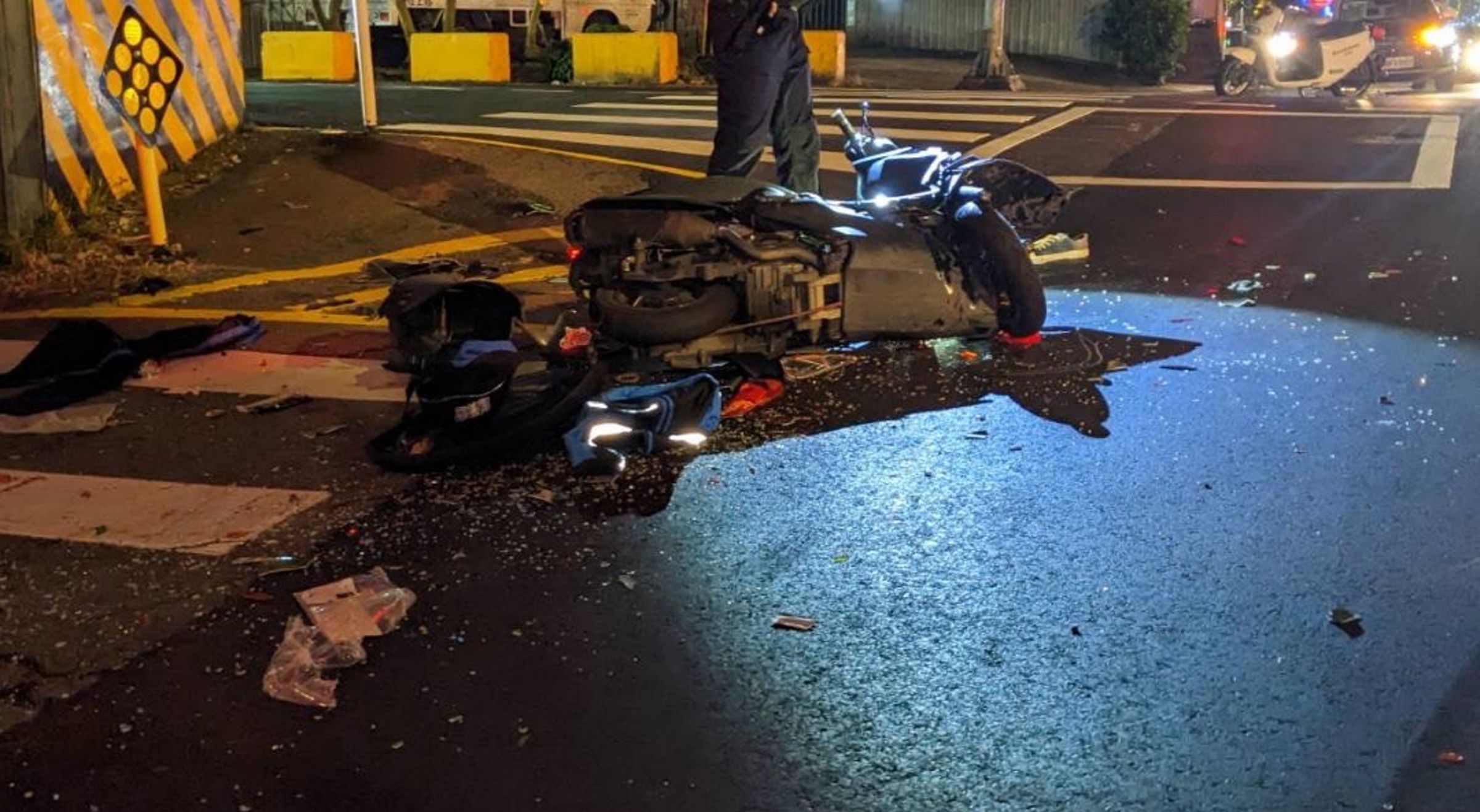 事故發生後，機車車體損毀，碎片遍布車道。（翻攝畫面）